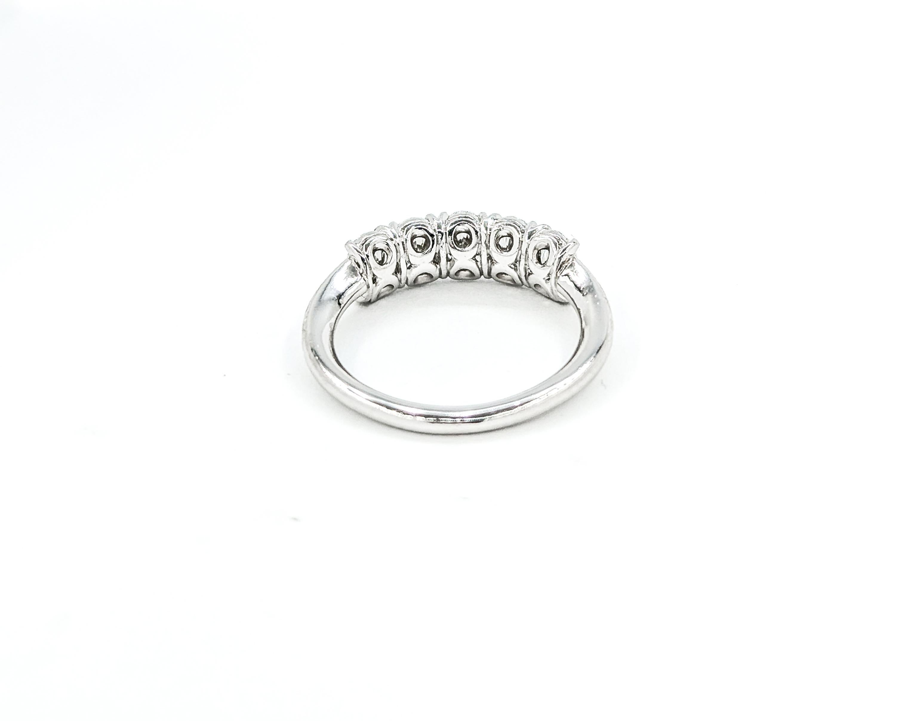 Beautiful Oval Diamond 5-Stone Ring in Platinum For Sale 2