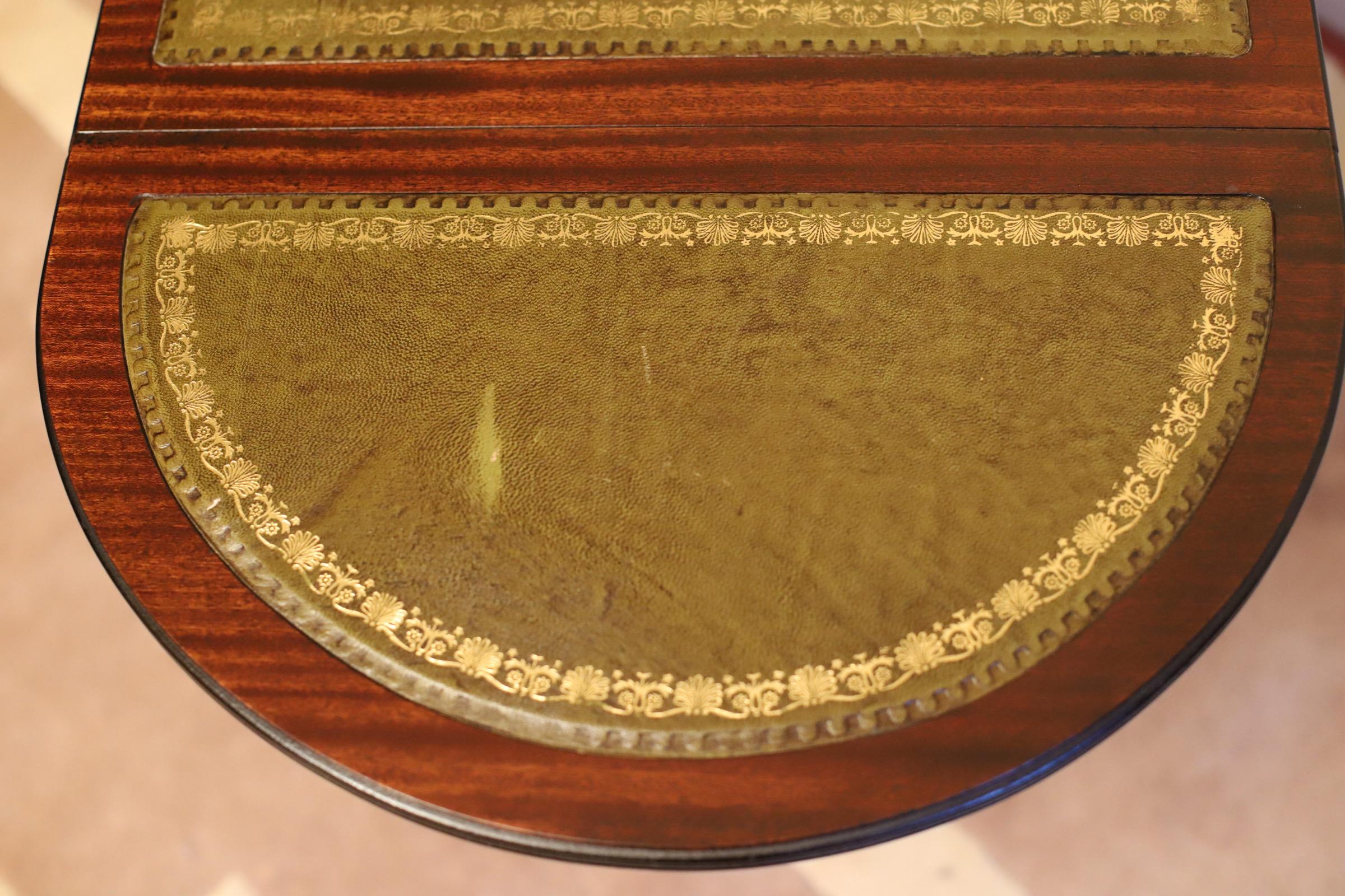 Magnifique table basse ovale pliante avec plateau en cuir en vente 4