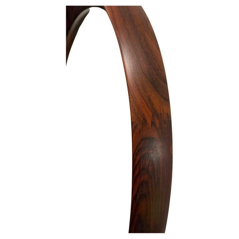Bellissimo specchio da parete ovale in legno di palissandro, realizzato in Danimarca. Etichettato sul retro: Pedersen & Hansen numero 654. Ha un filo per essere appeso in verticale. Situato a Brooklyn NYC. Specchio pulito del 1960 circa.