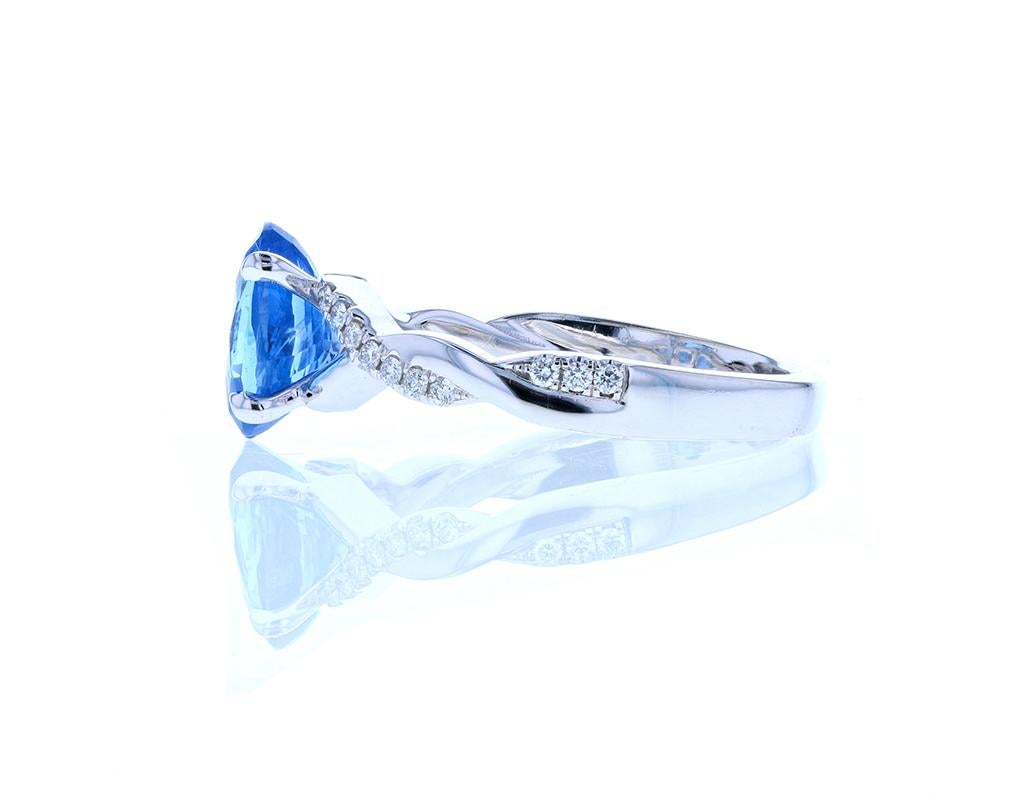 Belle Époque Beautiful Oval Sapphire with Twisted Shank Covered in Diamond Pave, Luxe For Sale