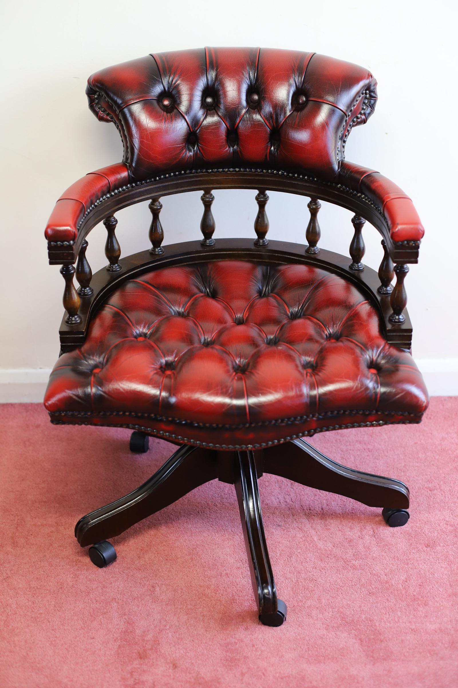 Britannique Magnifique chaise capitaine Chesterfield rouge sang de bœuf