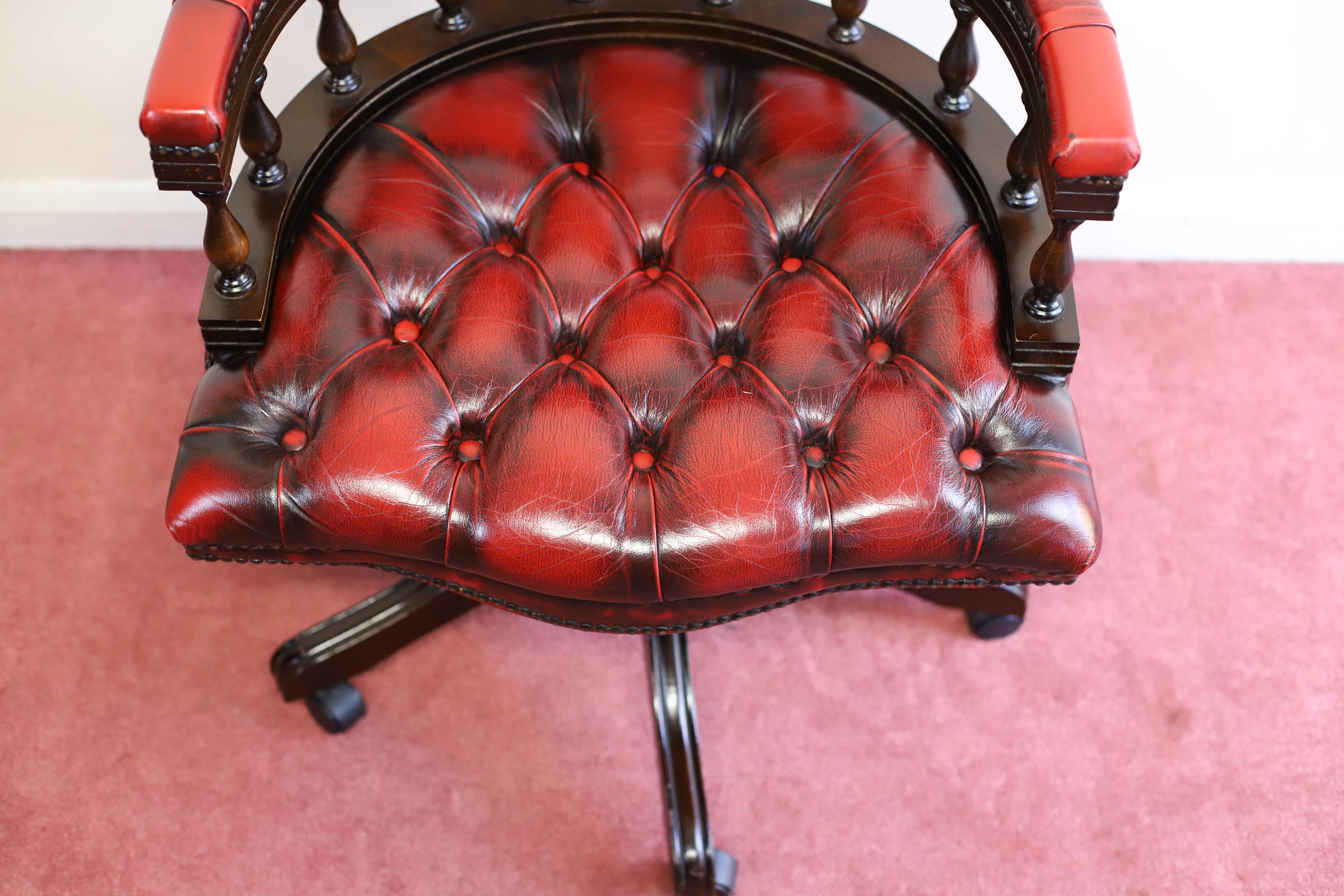 Magnifique chaise capitaine Chesterfield rouge sang de bœuf Bon état à Crawley, GB