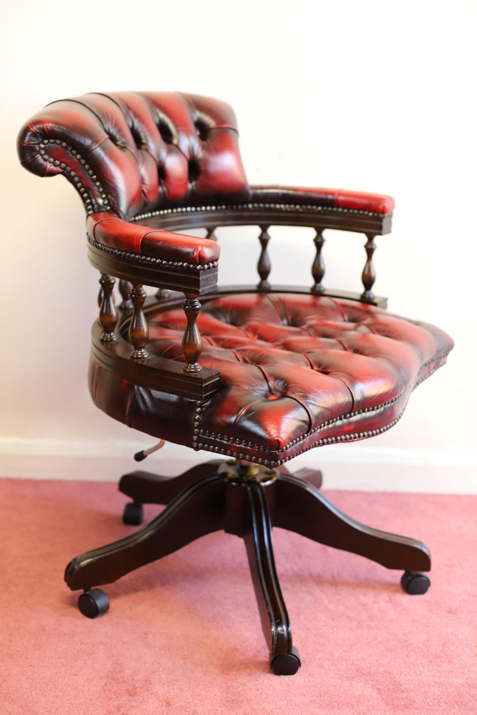 20ième siècle Magnifique chaise capitaine Chesterfield rouge sang de bœuf