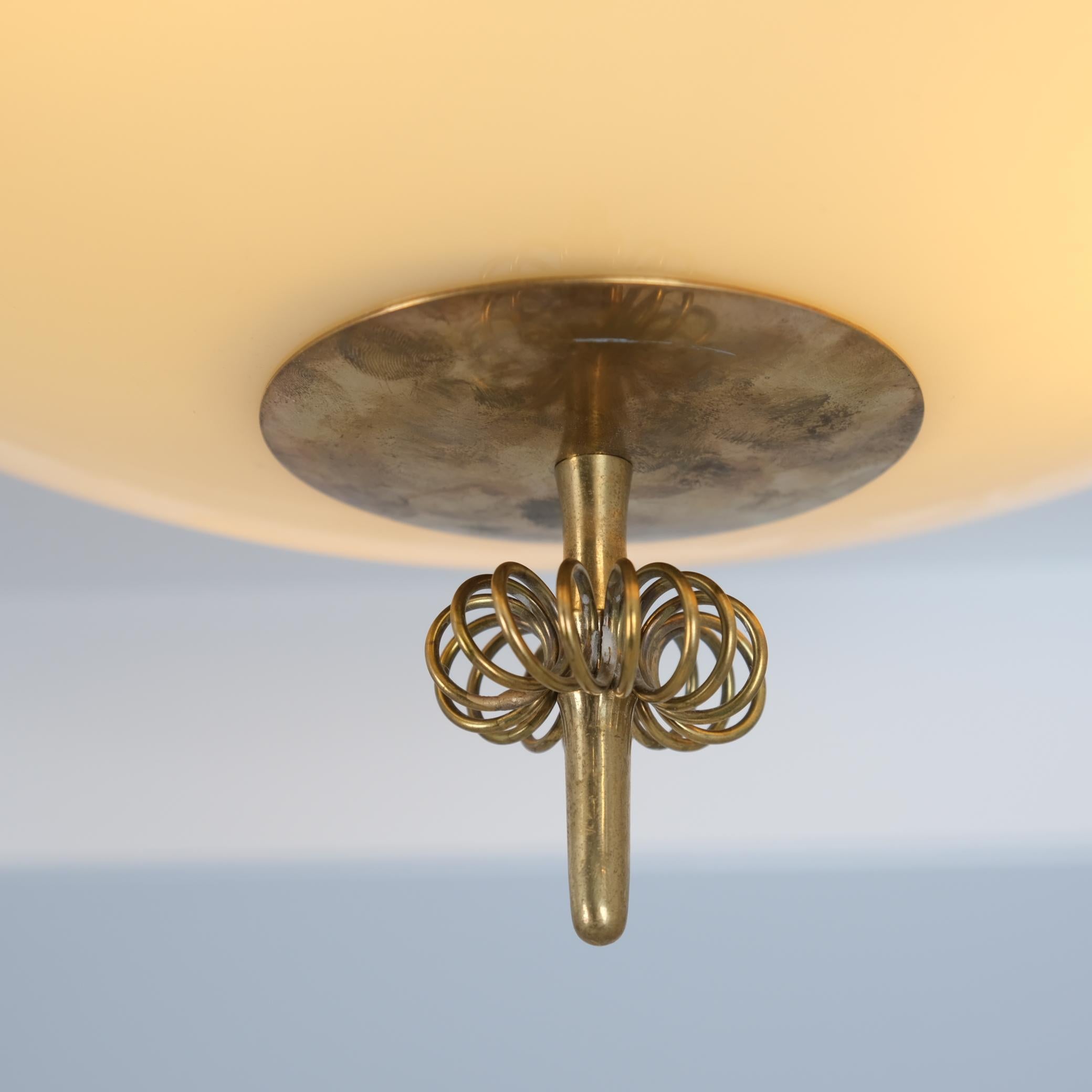 Magnifique affleurant Paavo Tynell Numéro de modèle 1088, laiton et verre, Idman années 1950 en vente 1