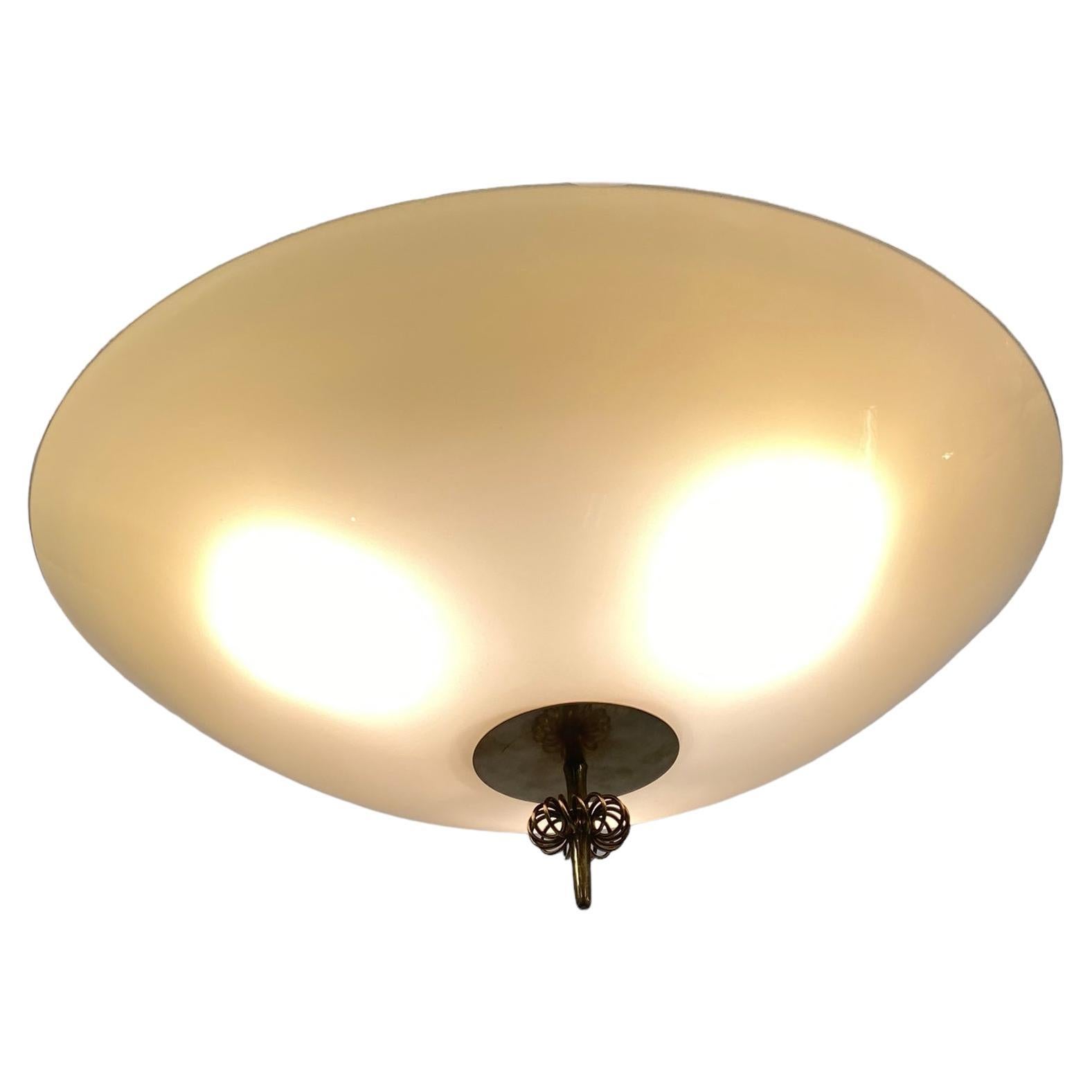 Una bellissima lampada da soffitto di Paavo Tynell. Questo modello da incasso era dotato di paralumi in vetro/tessuto di diverse dimensioni, principalmente 40, 45, 50, 55 o 60 cm, e di 3 lampadine. Come la maggior parte dei modelli, anche questo è