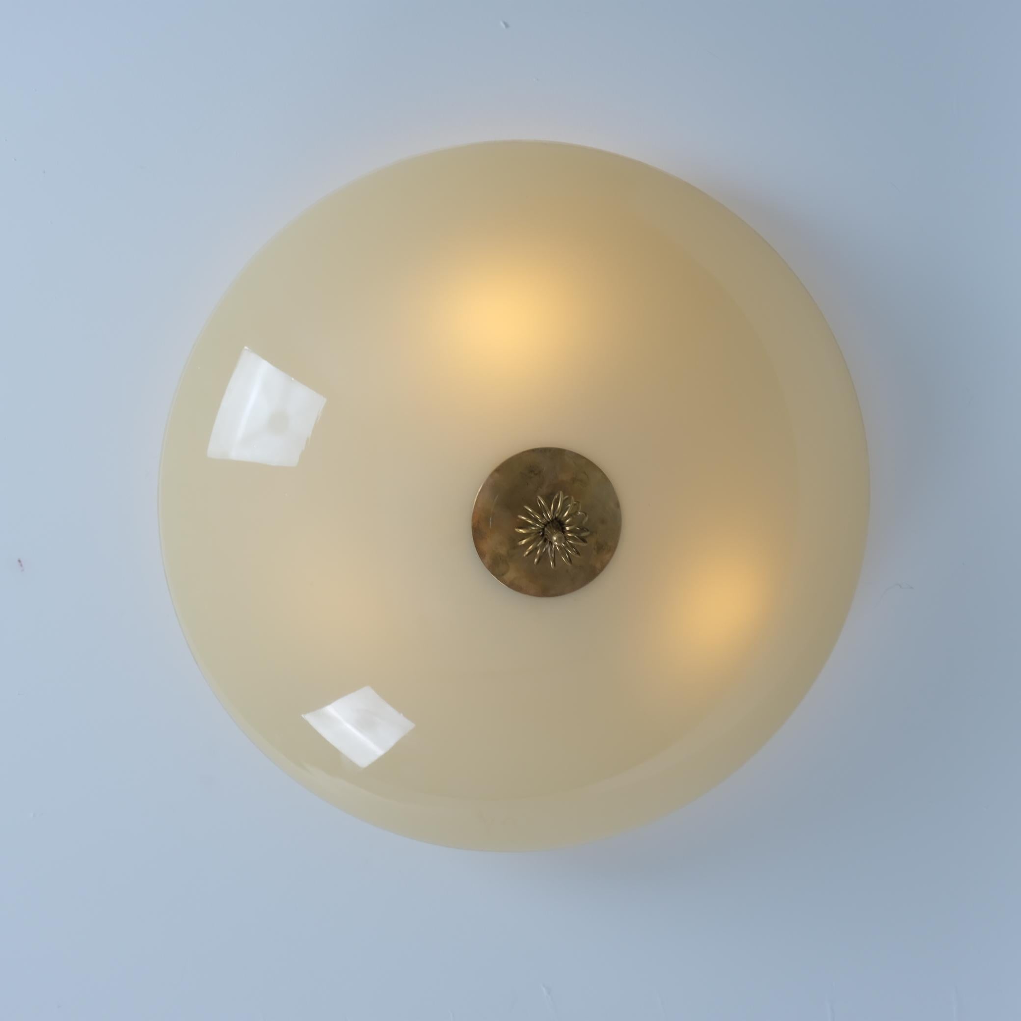 Finlandais Magnifique affleurant Paavo Tynell Numéro de modèle 1088, laiton et verre, Idman années 1950 en vente
