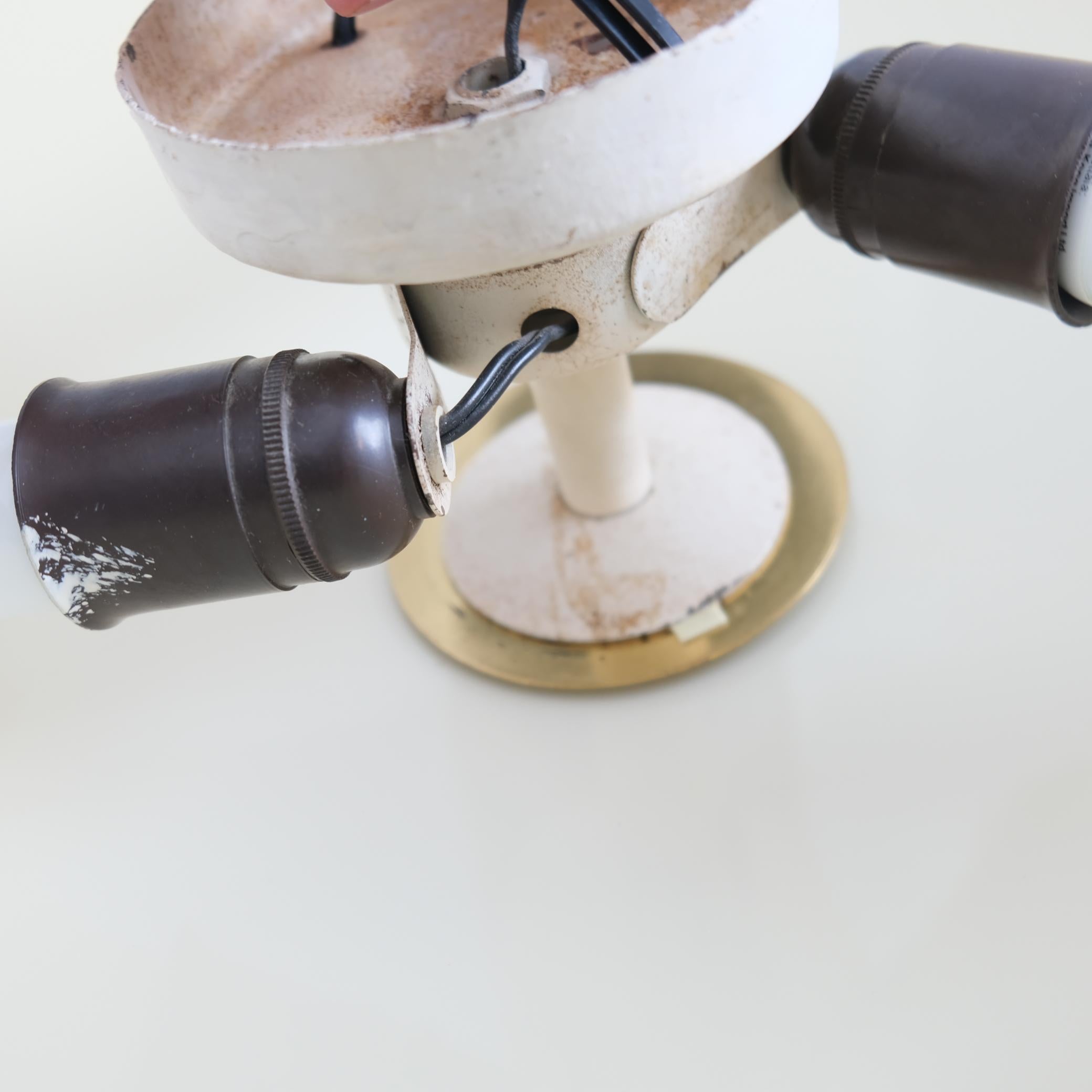 Magnifique affleurant Paavo Tynell Numéro de modèle 1088, laiton et verre, Idman années 1950 en vente 2