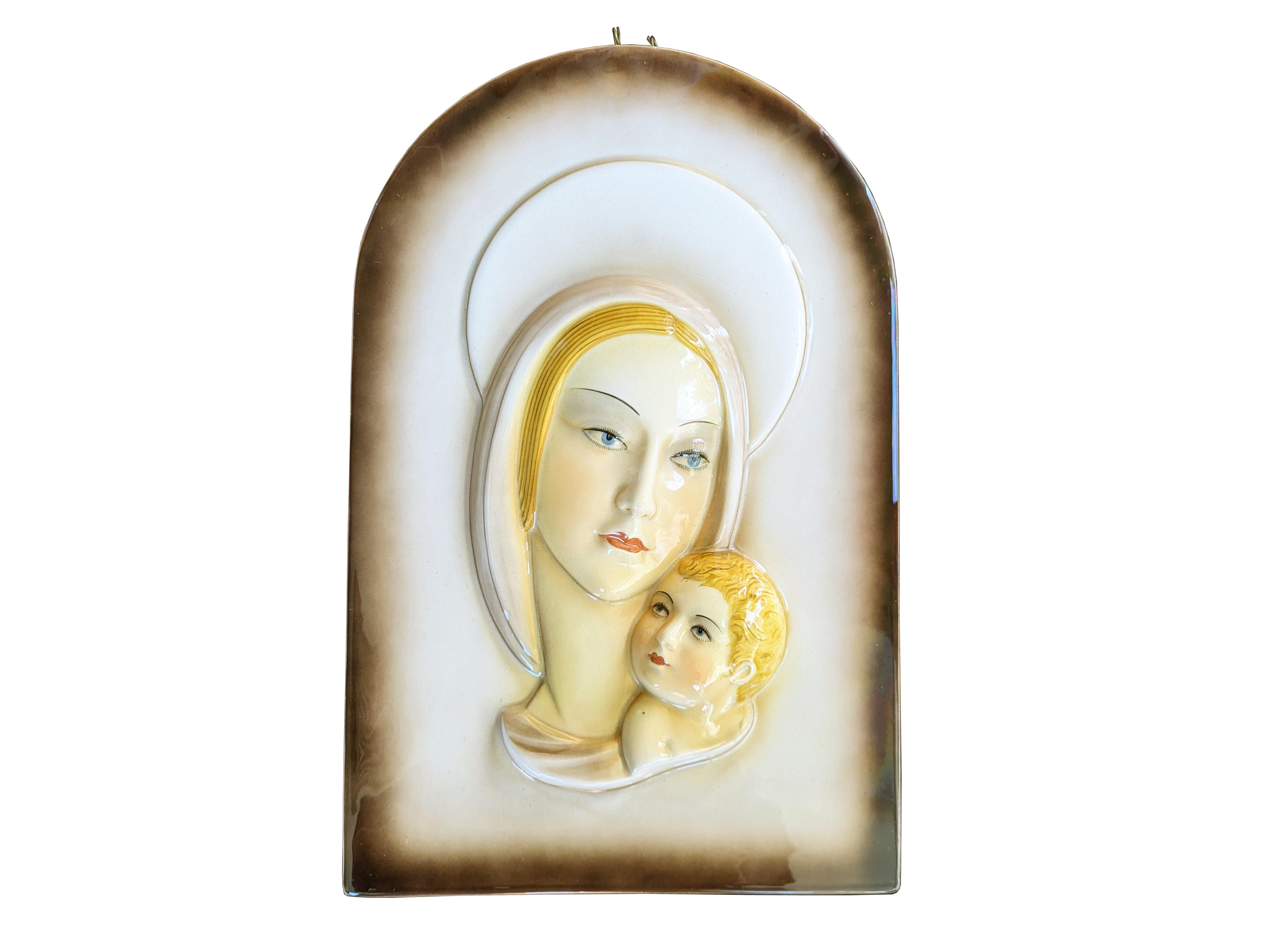 Splendido pannello in ceramica decorato con aerografo e pennello realizzato dalla manifattura toscana Carraresi e Lucchesi tra la fine degli anni '30 e l'inizio degli anni '40. Condizioni molto buone: una piccola scheggiatura sul mantello della