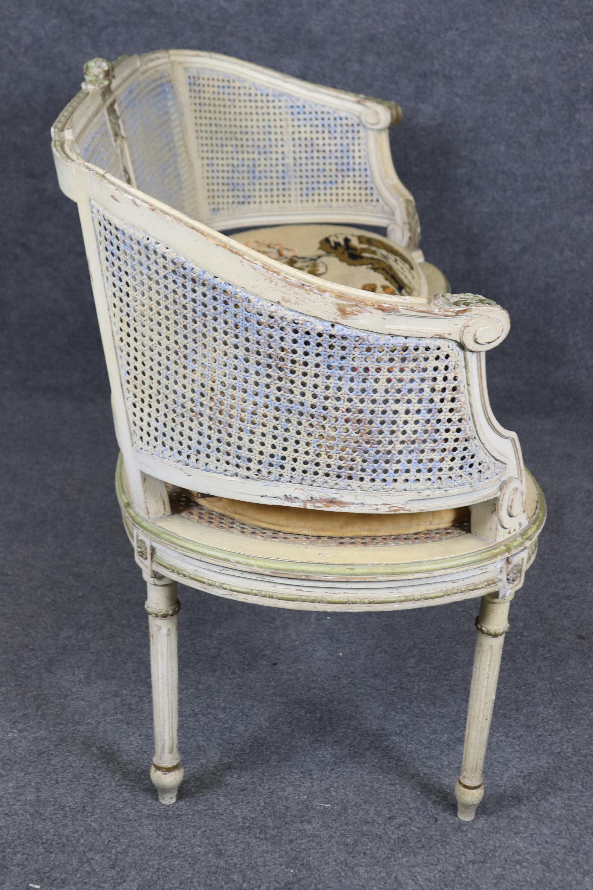 Bellissimo divano francese dipinto in stile Louis Cane XVI in vendita 1