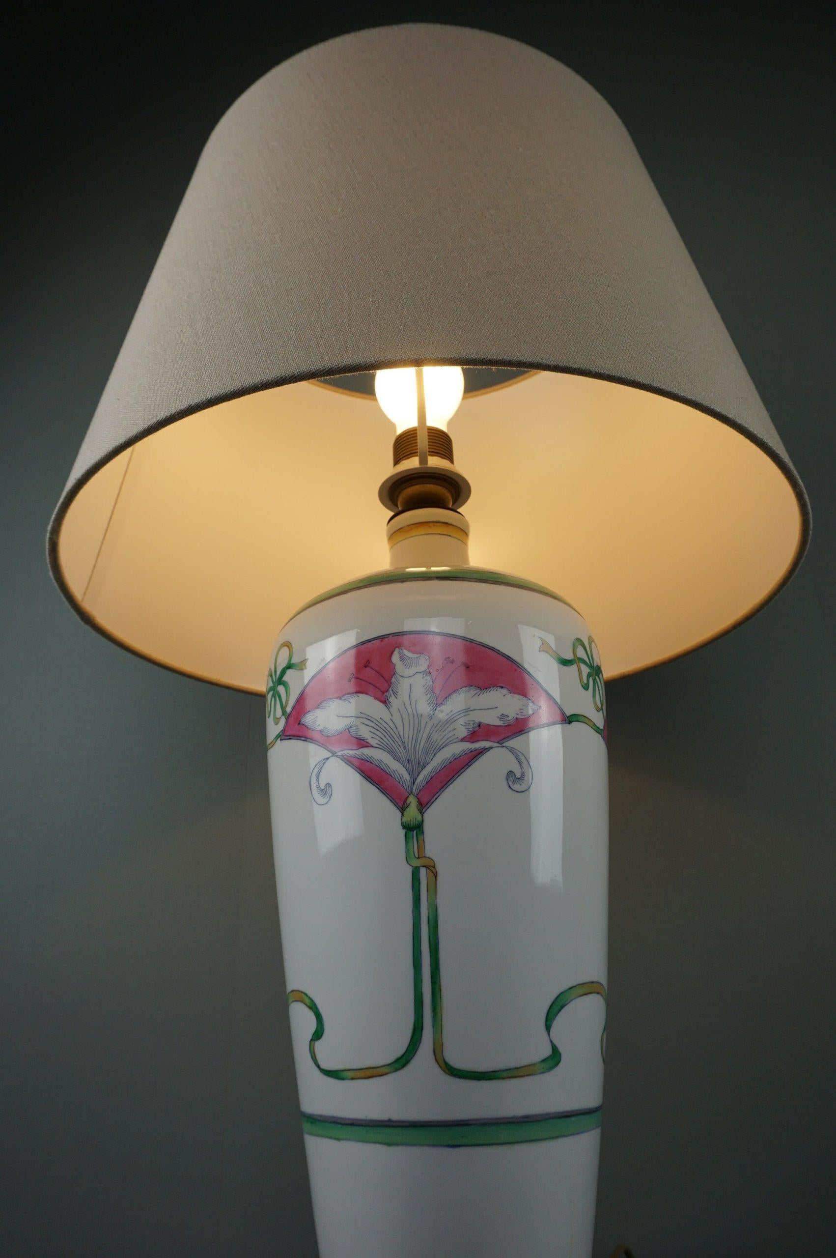 Beautiful painted white ceramic table lamp In Good Condition For Sale In Harderwijk, NL