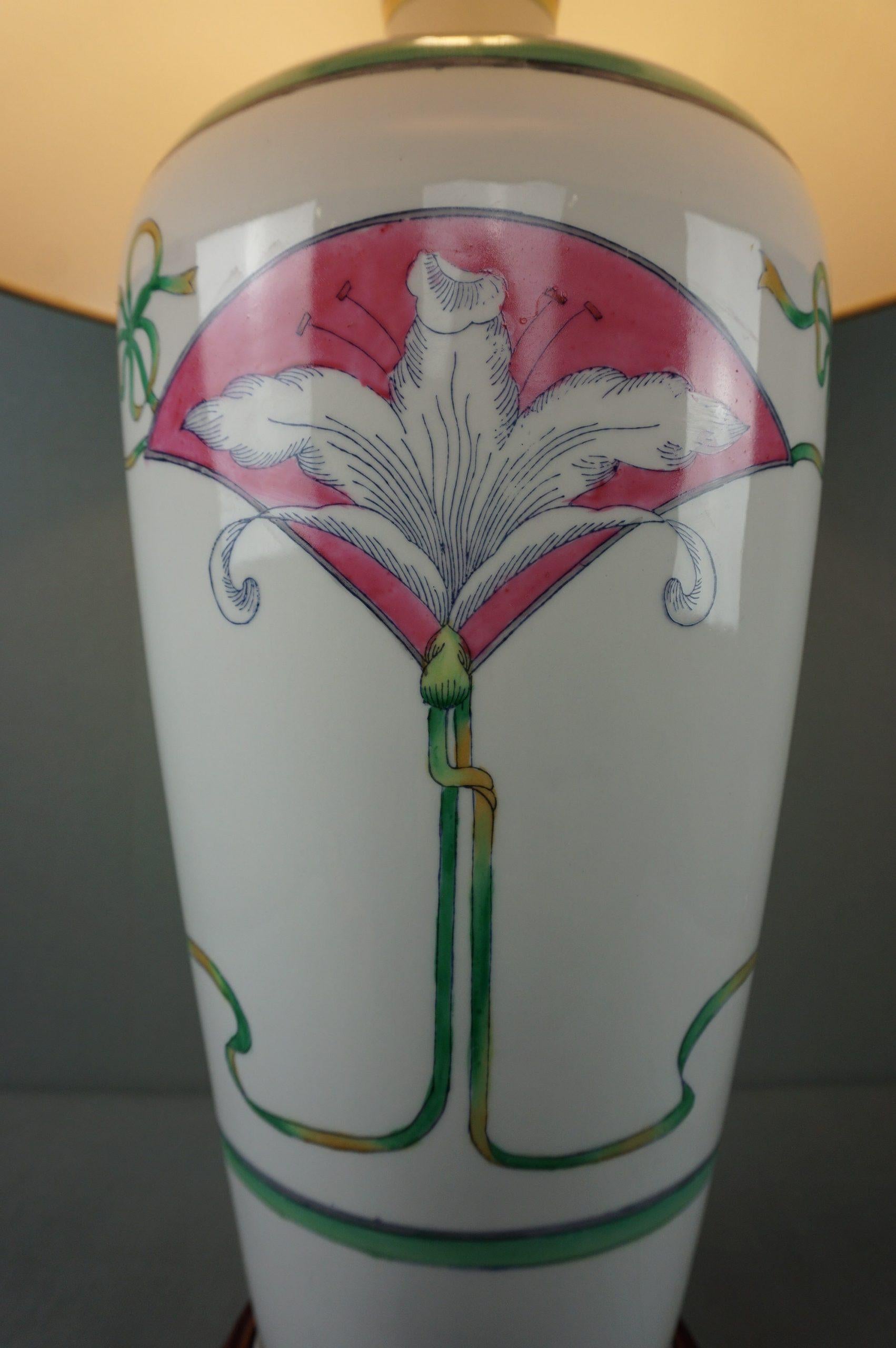 20ième siècle Magnifique lampe de table en céramique blanche peinte en vente