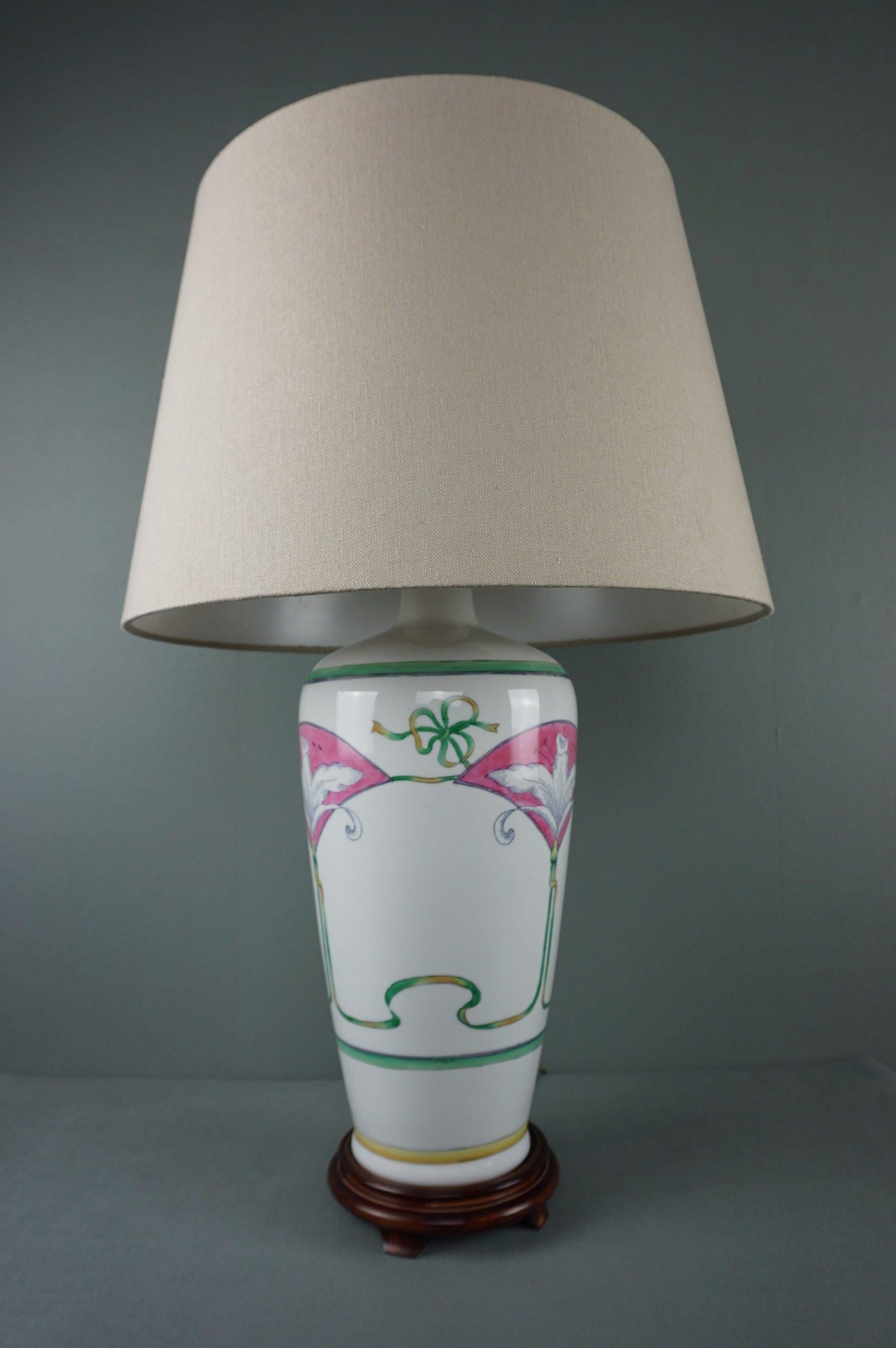 Beautiful painted white ceramic table lamp For Sale 2