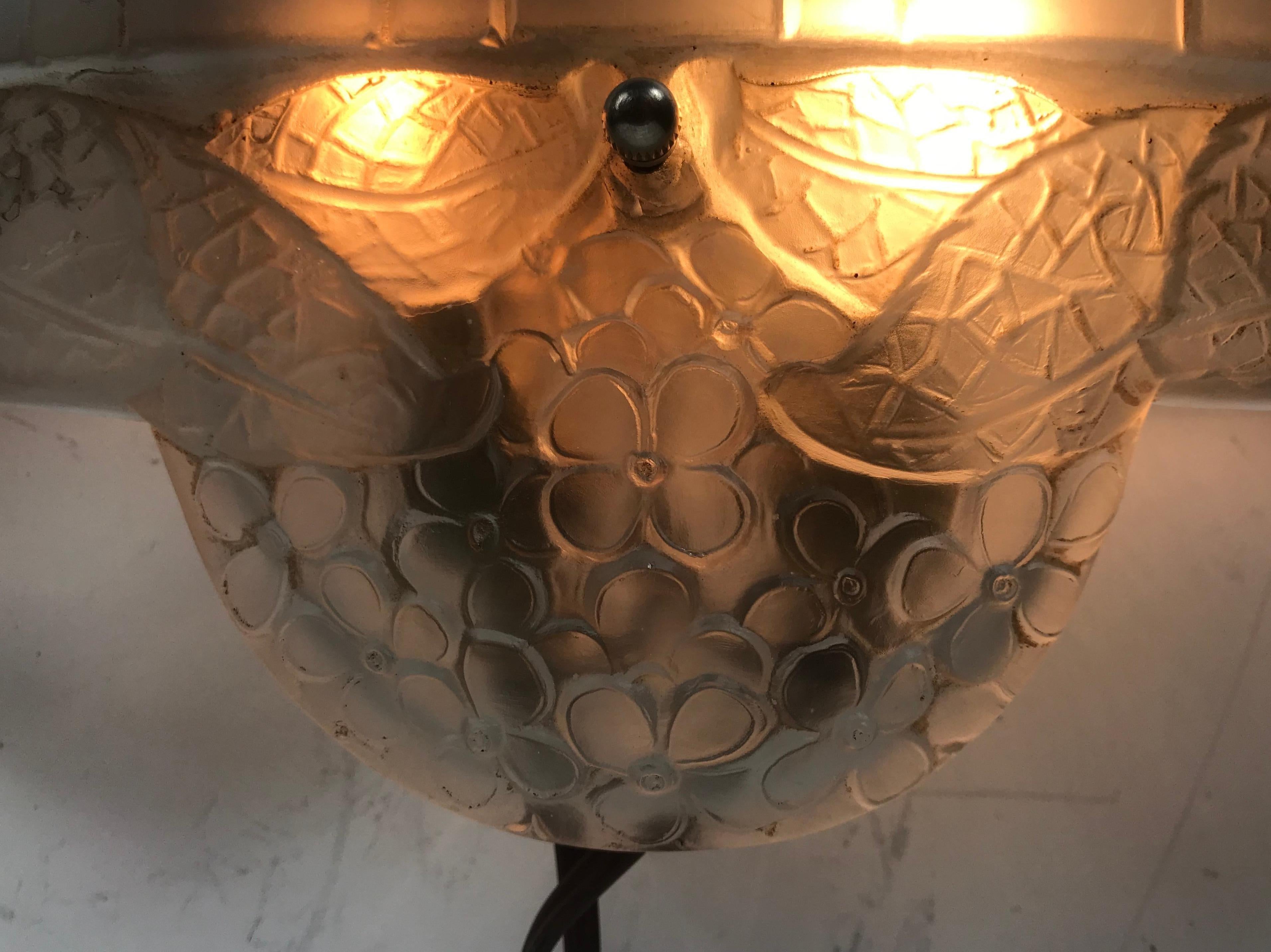 Beautiful Pair of French Art Deco Glass Wall Sconces, after Lalique For Sale 1