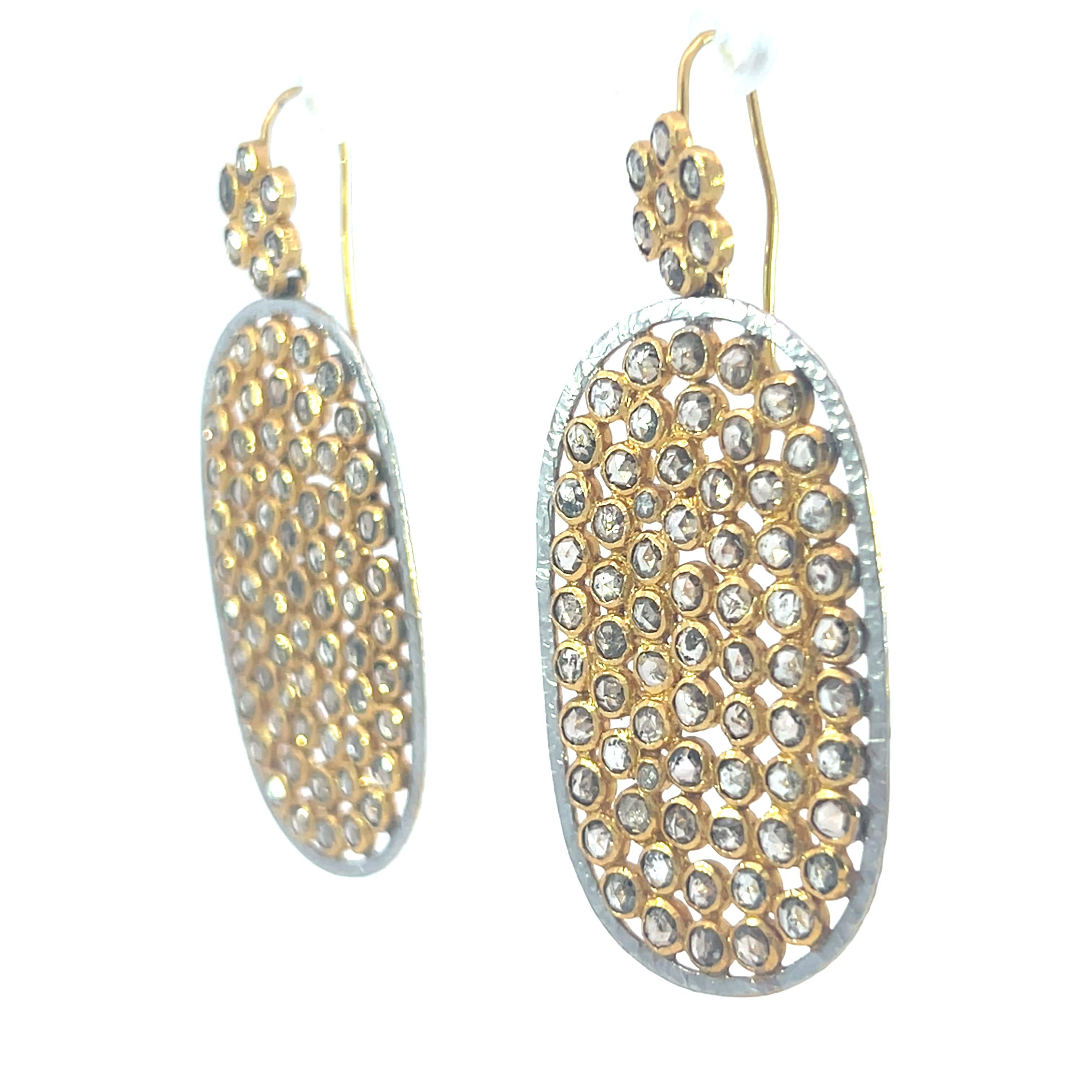 Questi splendidi orecchini sono caratterizzati da una miscela unica di oro e argento da 18 carati, impreziositi da diamanti scintillanti da 7,92 carati che catturano la luce in modo meraviglioso. Perfetti sia per le occasioni casual che per quelle