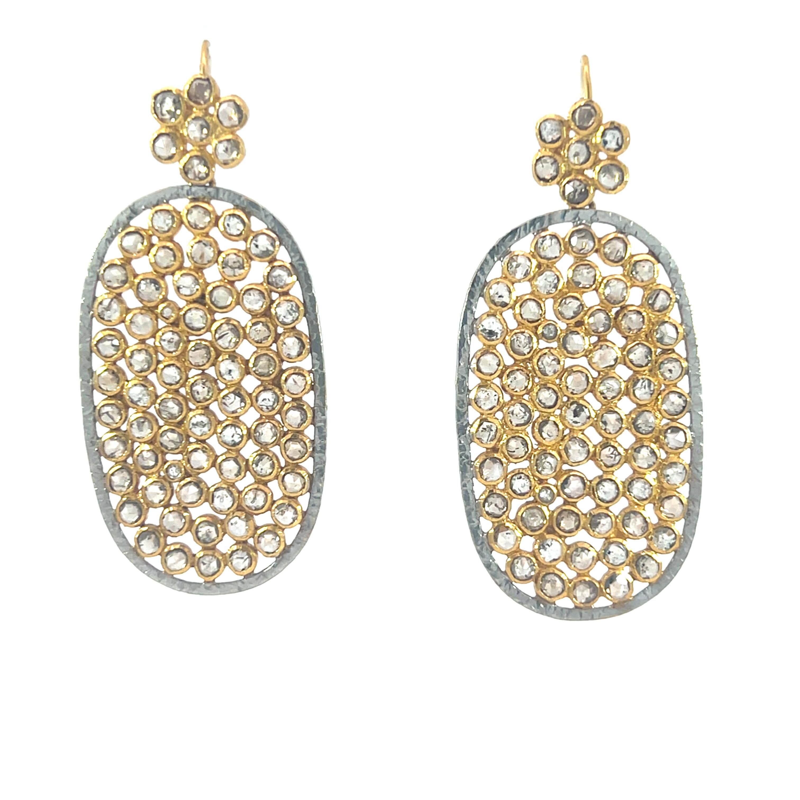 Bellissimo paio di orecchini in oro 18Kt e argento con diamanti In condizioni Nuovo in vendita a New York, NY
