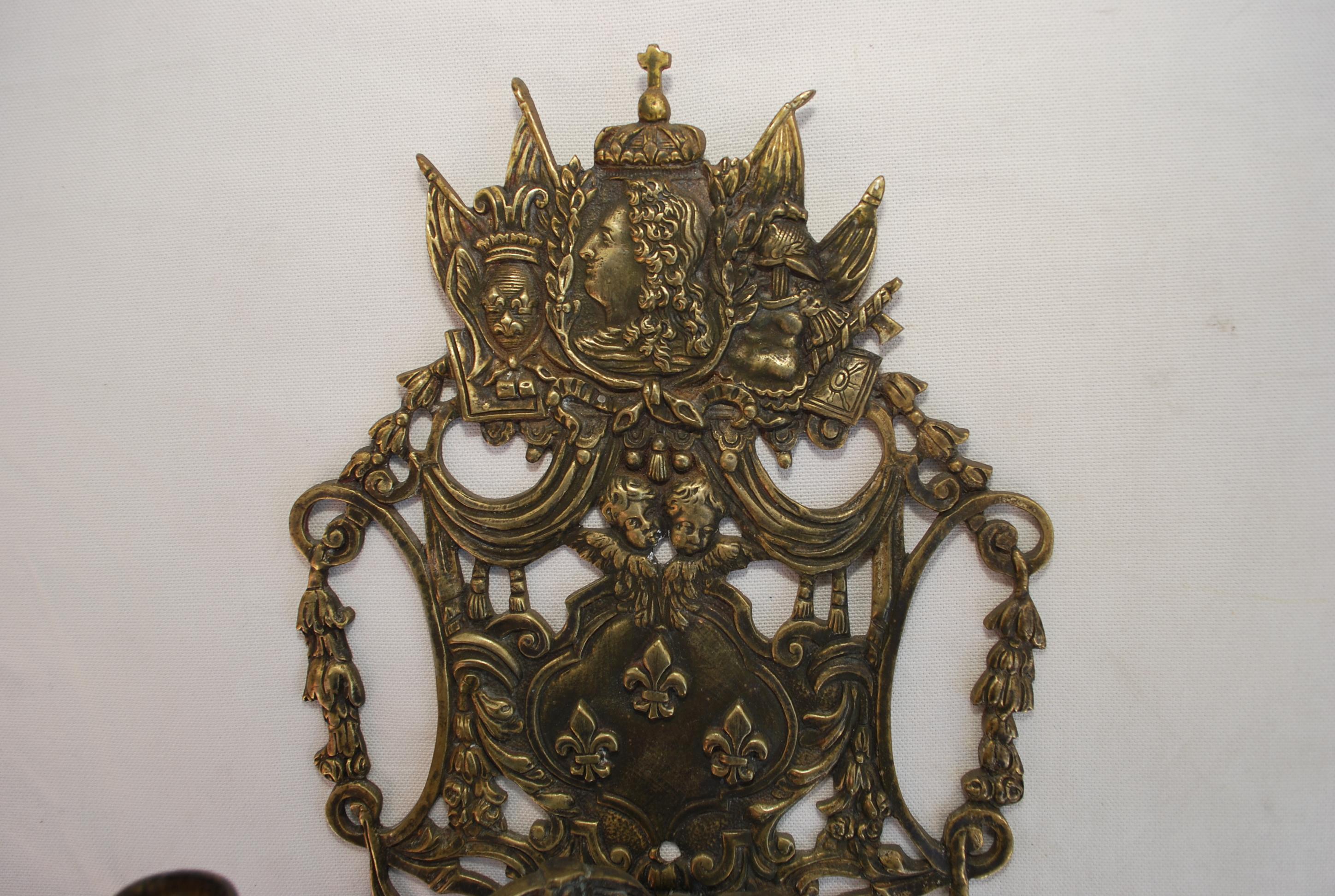 Beautiful Pair of 19 th Century French bronze sconces For Sale 1