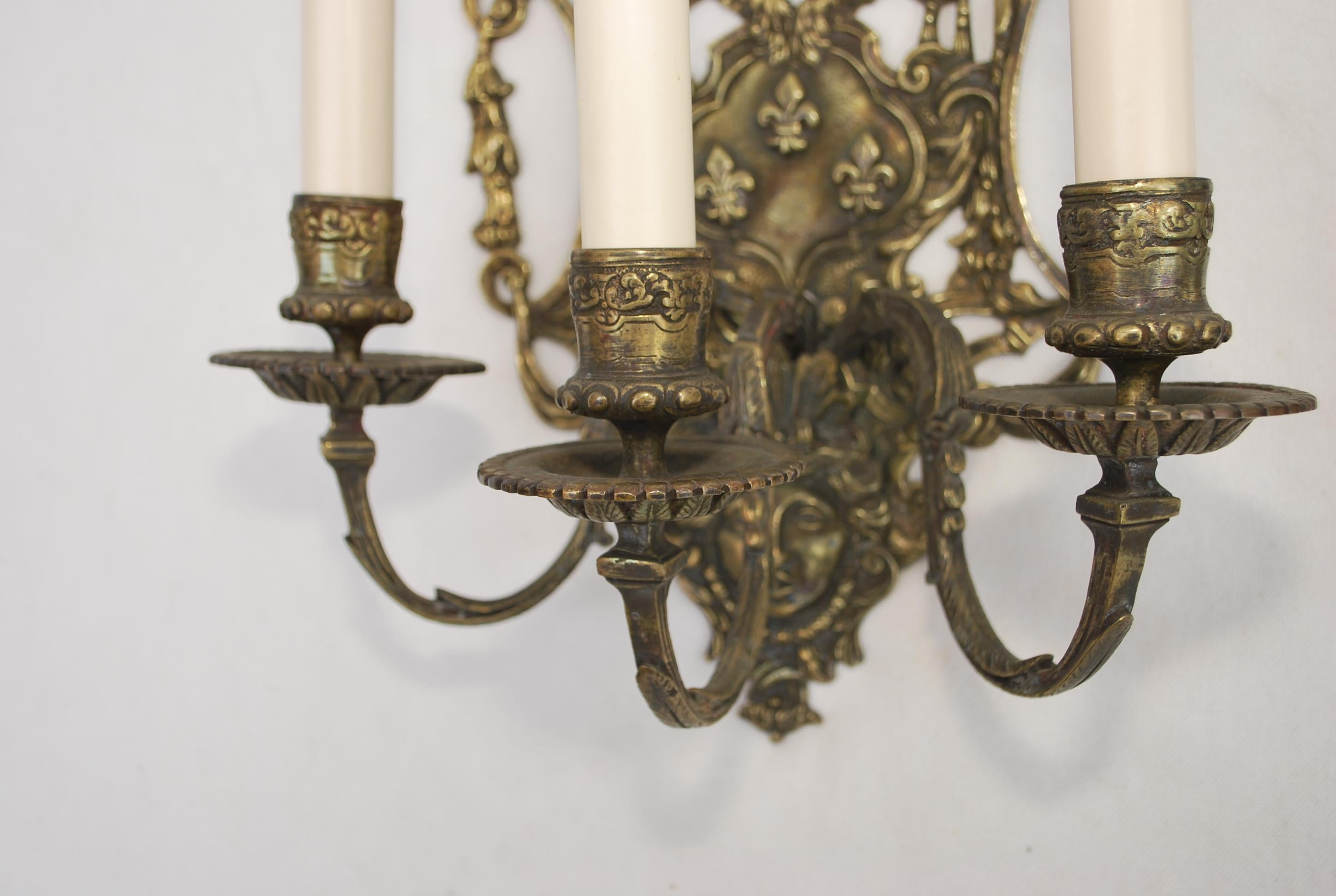 Beautiful Pair of 19 th Century French bronze sconces For Sale 4