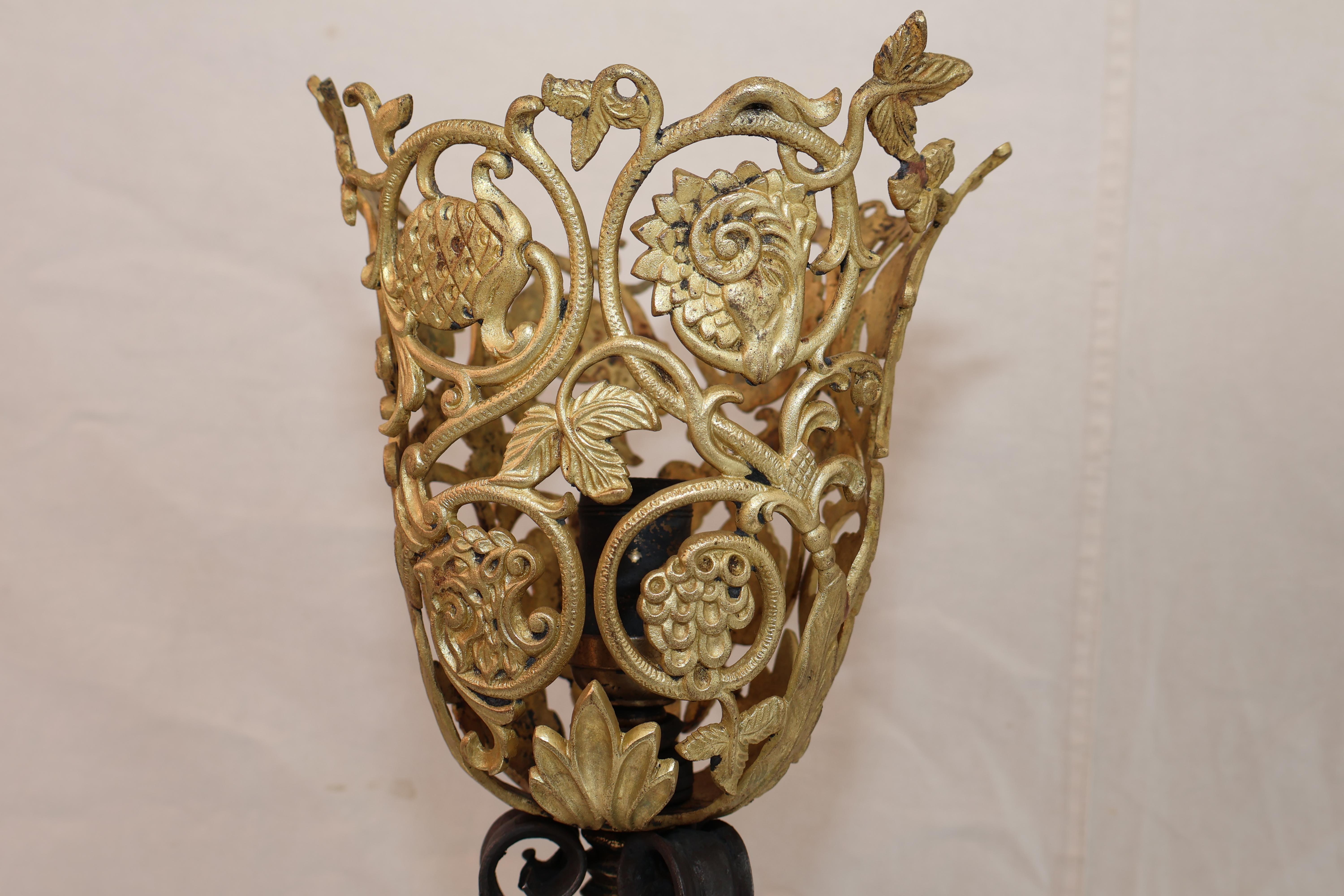 Preciosa pareja de antorchas de hierro/bronce/latón de los años 20 en Bueno estado para la venta en Los Angeles, CA