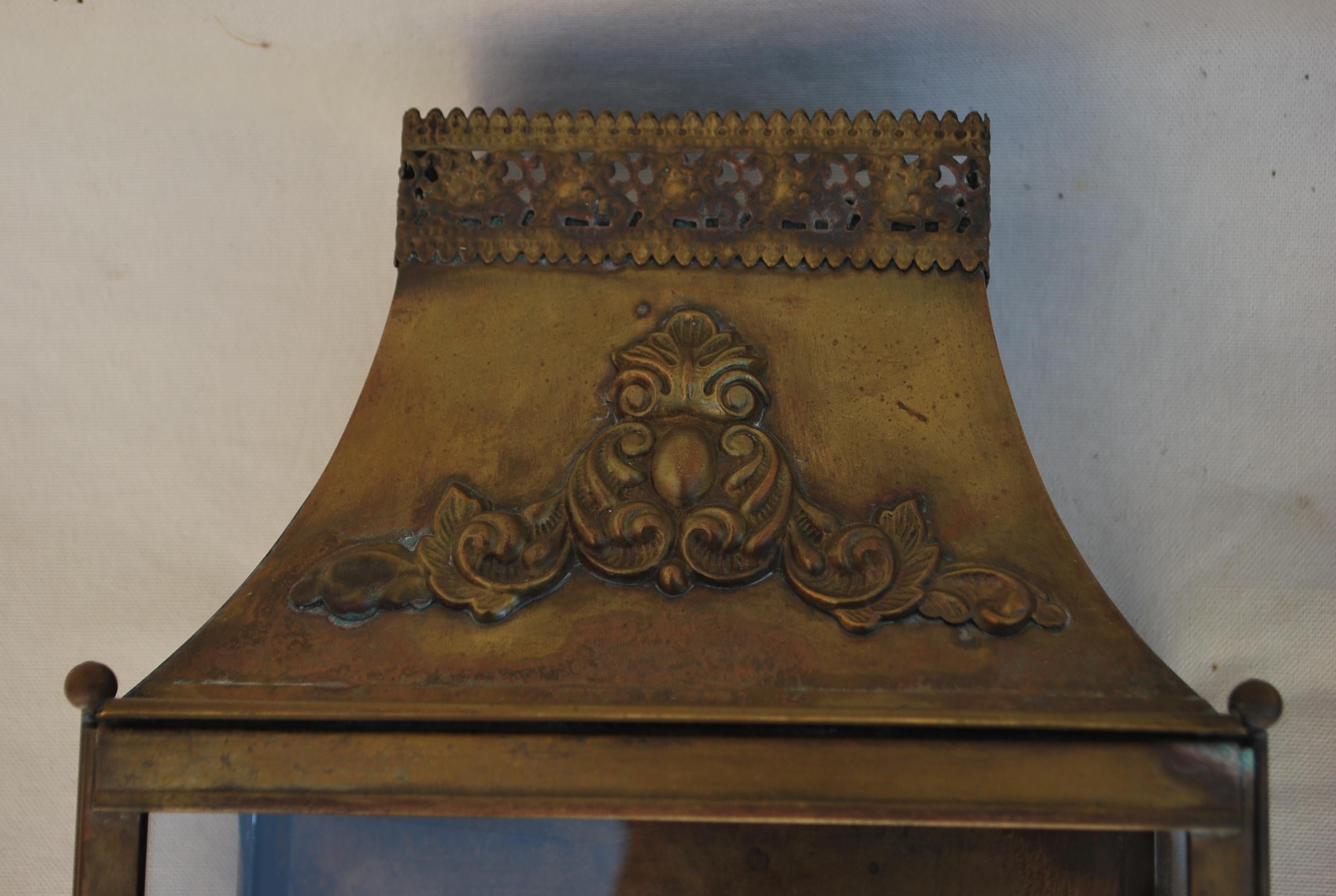 Una bellissima e rara coppia di appliques da esterno degli anni '30, che potrebbero tranquillamente essere utilizzate anche all'interno, la patina è molto più bella dal vivo.