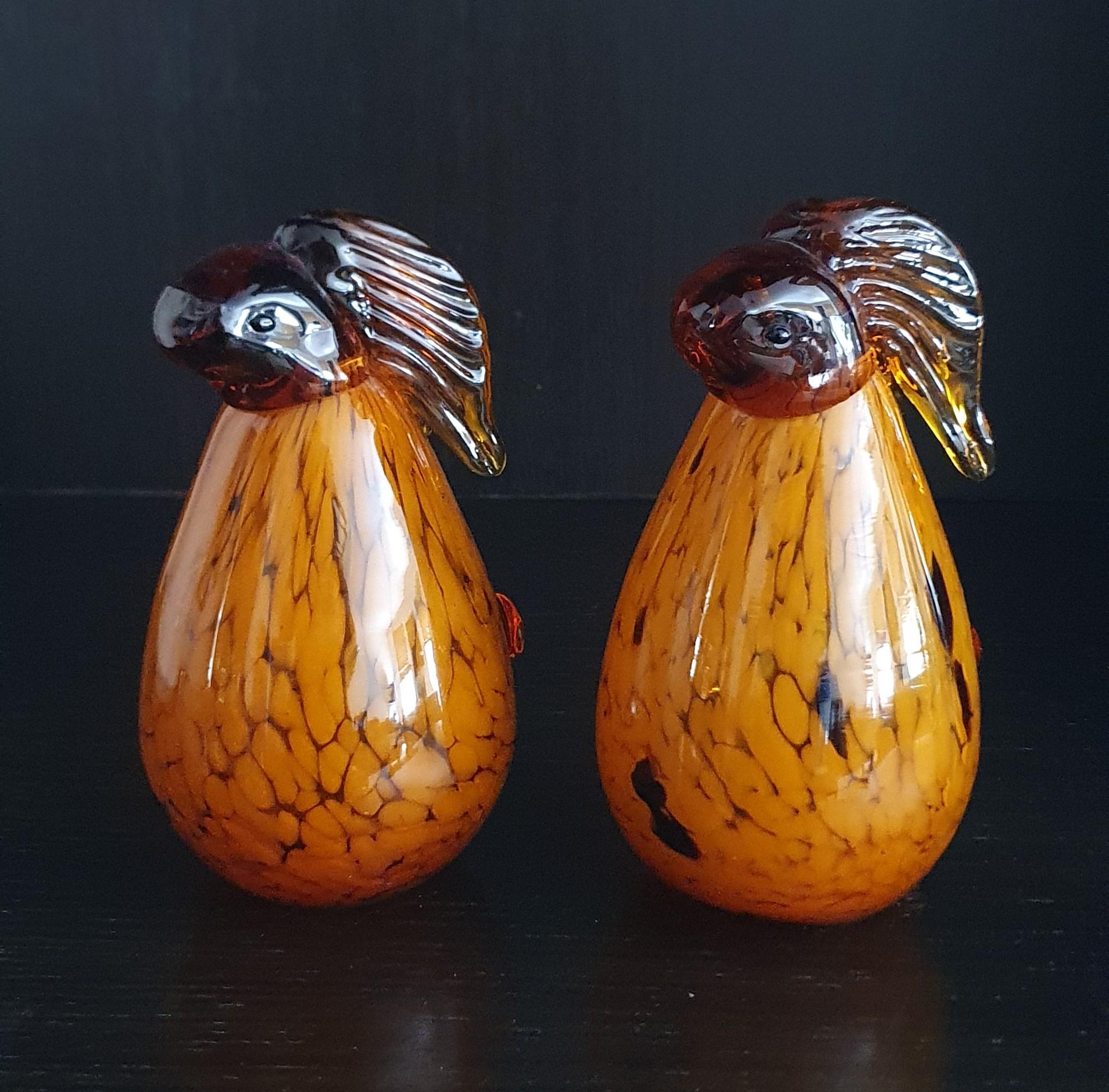 Questa coppia di stravaganti statuette di coniglio in vetro di Murano vintage è un reperto molto raro per i collezionisti e gli appassionati. Lo squisito design è caratterizzato da adorabili forme di coniglietti realizzati in vetro di Murano di alta
