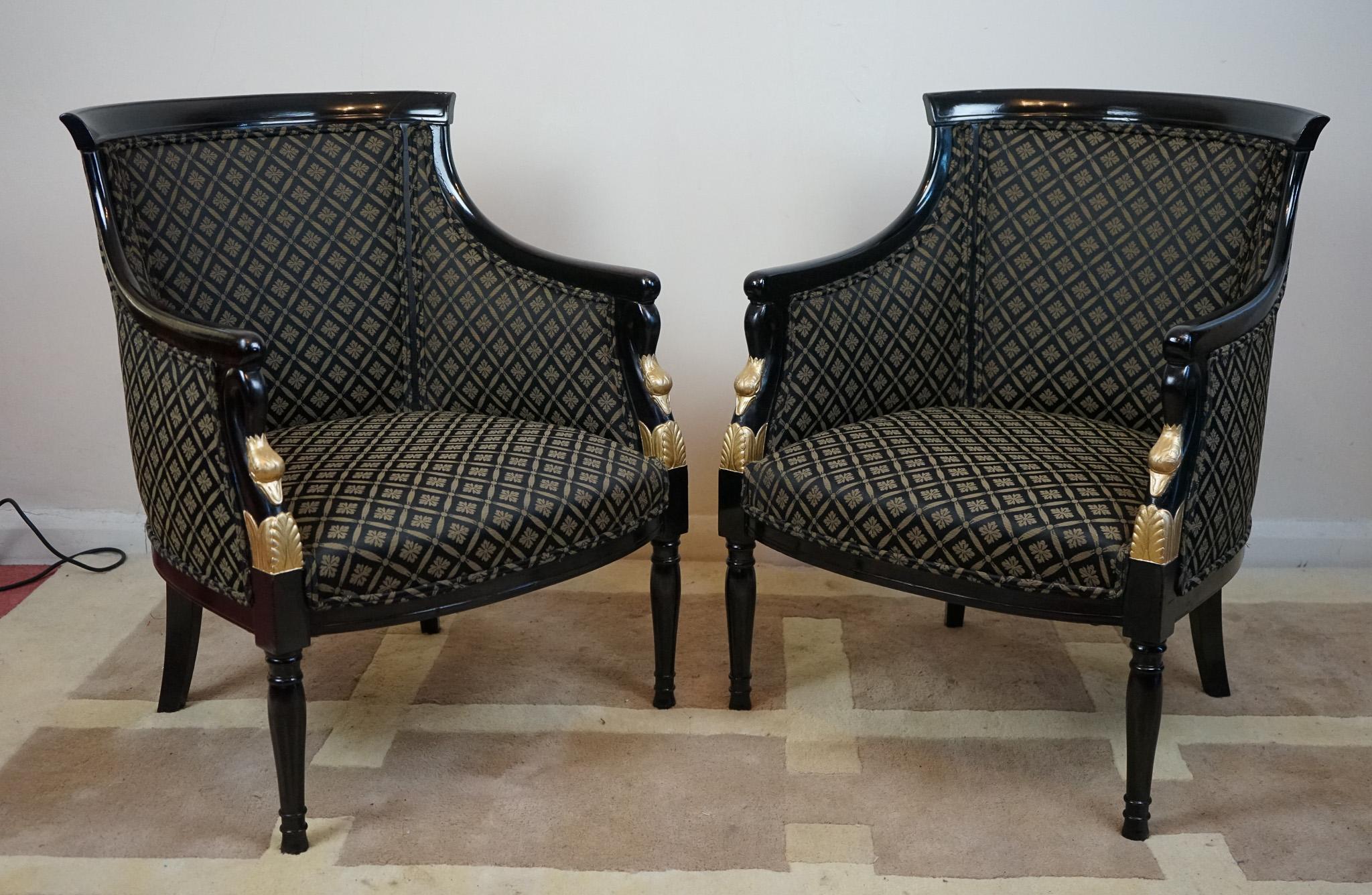 Une paire unique de fauteuils d'apparat danois de la fin du 19ème siècle, ébonisés et dorés, avec des dossiers en forme de baignoire et des accoudoirs en forme de tête de cygne. Ces fauteuils danois en forme de baignoire ont été vendus par Thomas