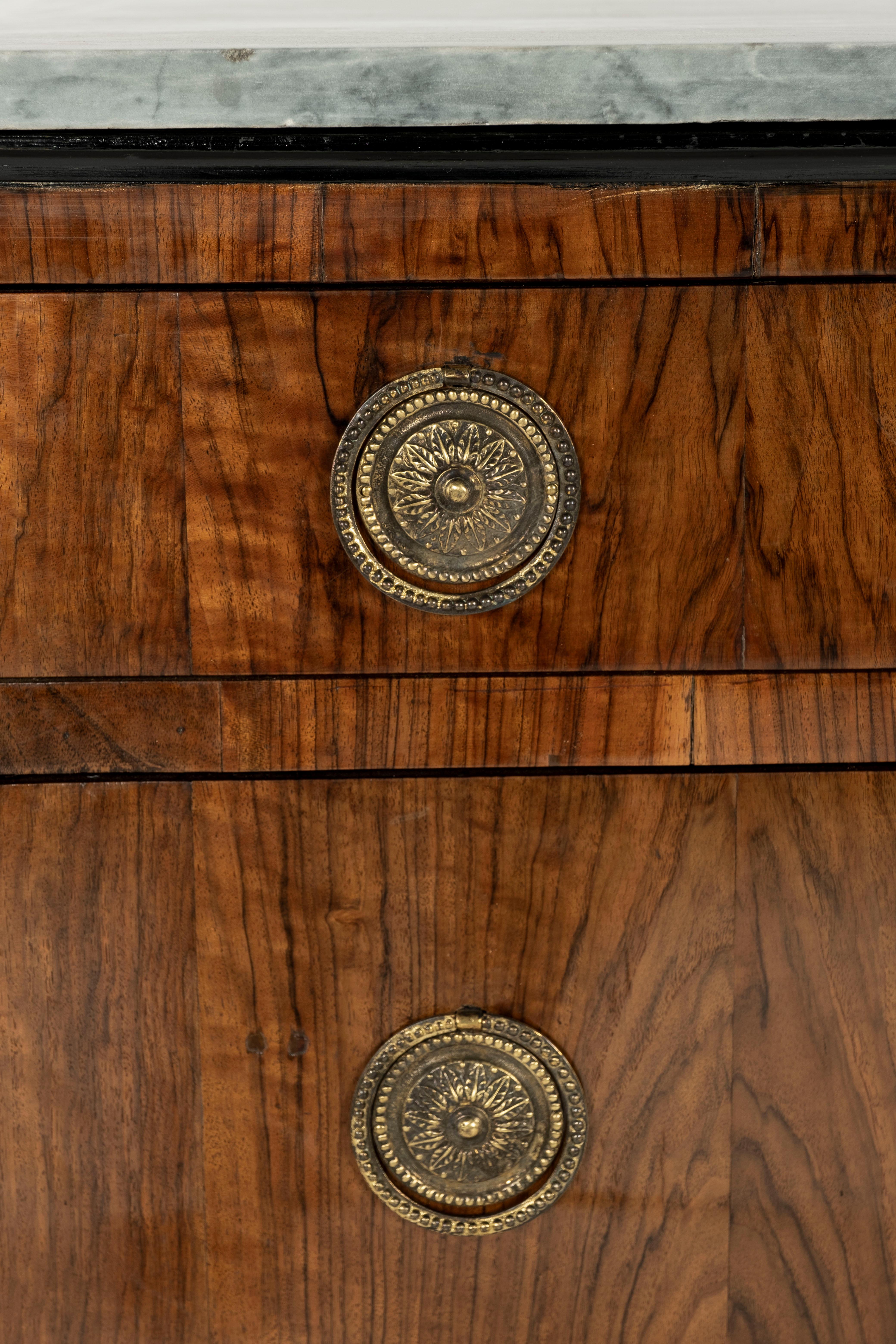 Schönes Paar Directoire-Kommoden aus Nussbaumholz, 19. Jahrhundert im Zustand „Gut“ im Angebot in Houston, TX