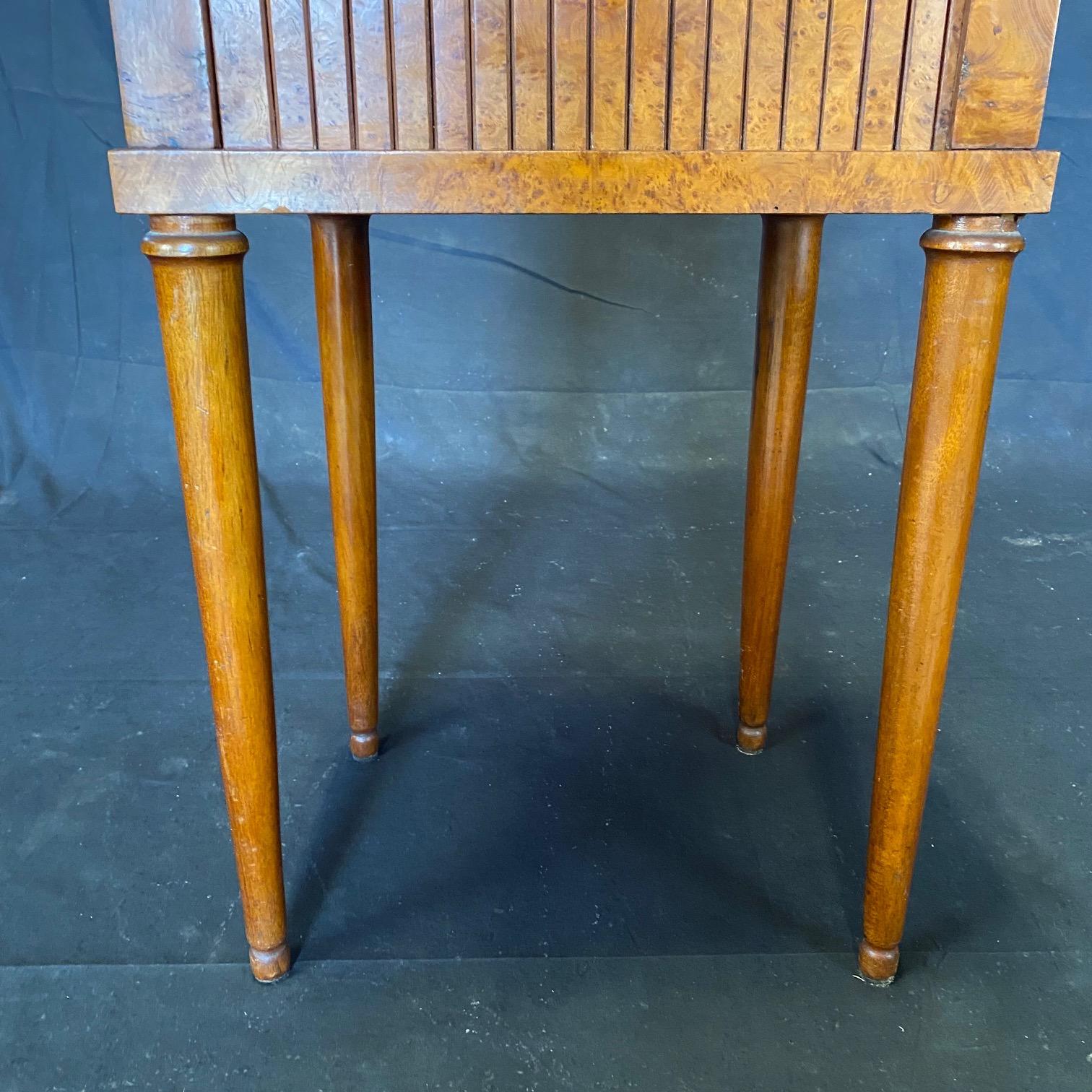 Beautiful Pair of 19th Century French Inlaid Burled Walnut Night Stands 7