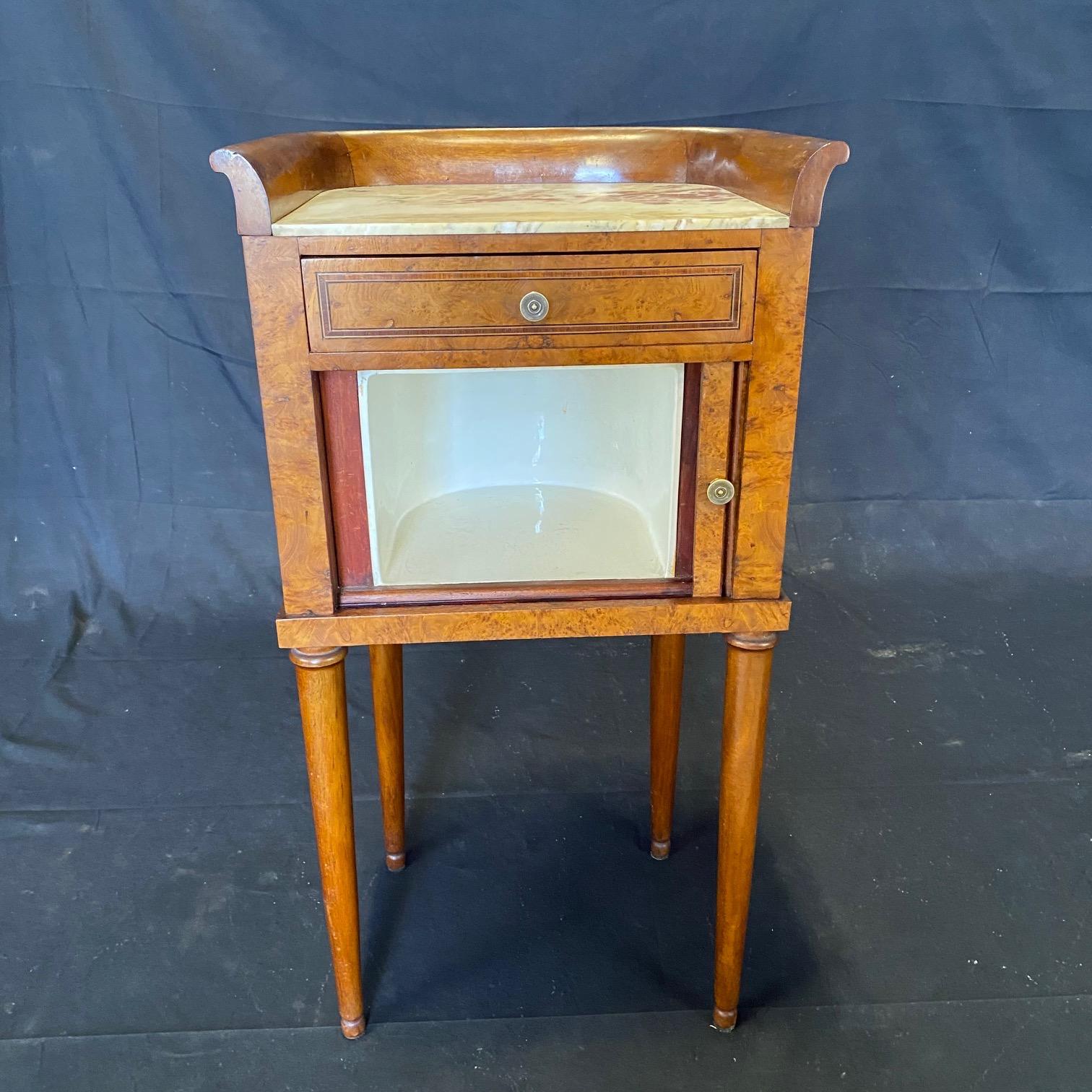 Beautiful Pair of 19th Century French Inlaid Burled Walnut Night Stands In Good Condition In Hopewell, NJ