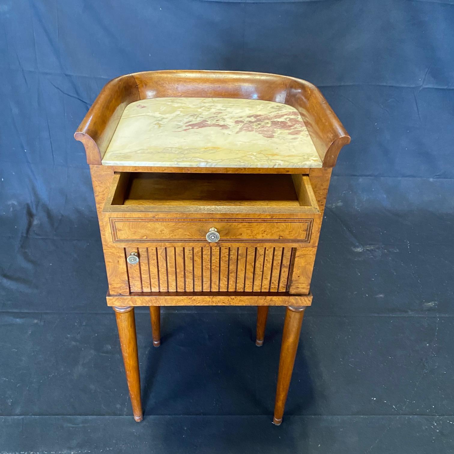 Beautiful Pair of 19th Century French Inlaid Burled Walnut Night Stands 3