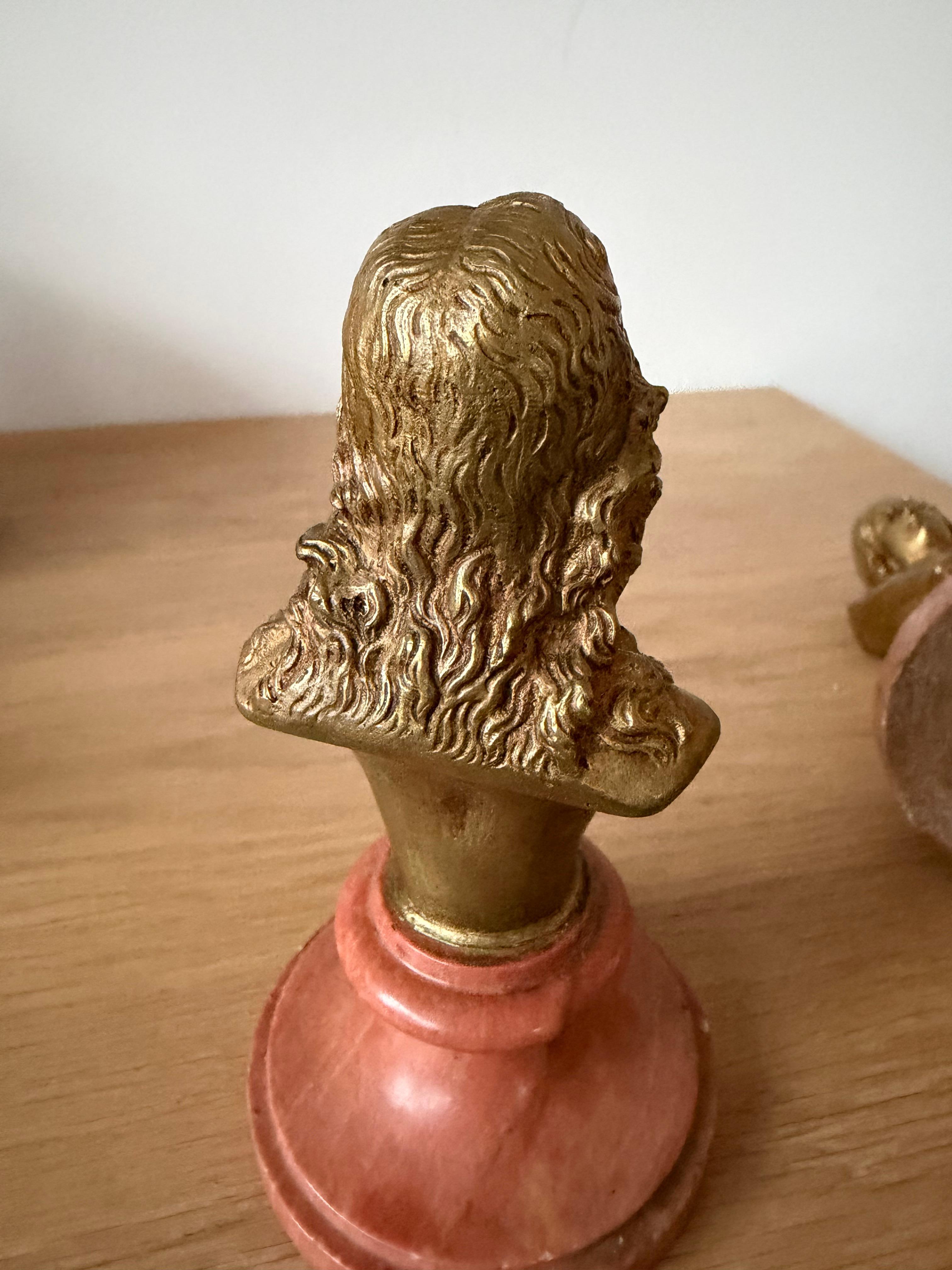 Paire de bustes de Jésus et Marie en bronze antique et marbre en vente 9