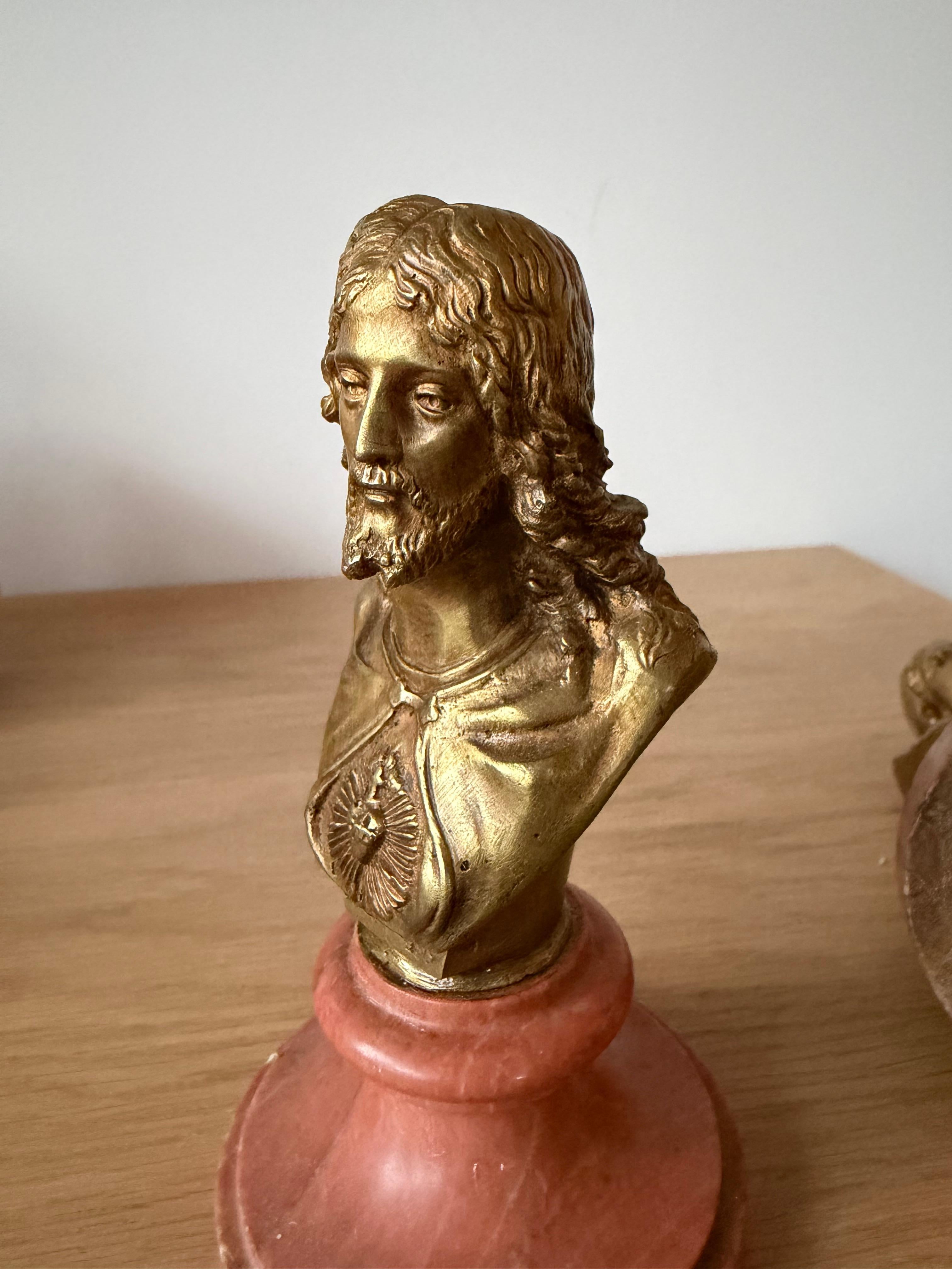 Paire de bustes de Jésus et Marie en bronze antique et marbre en vente 10