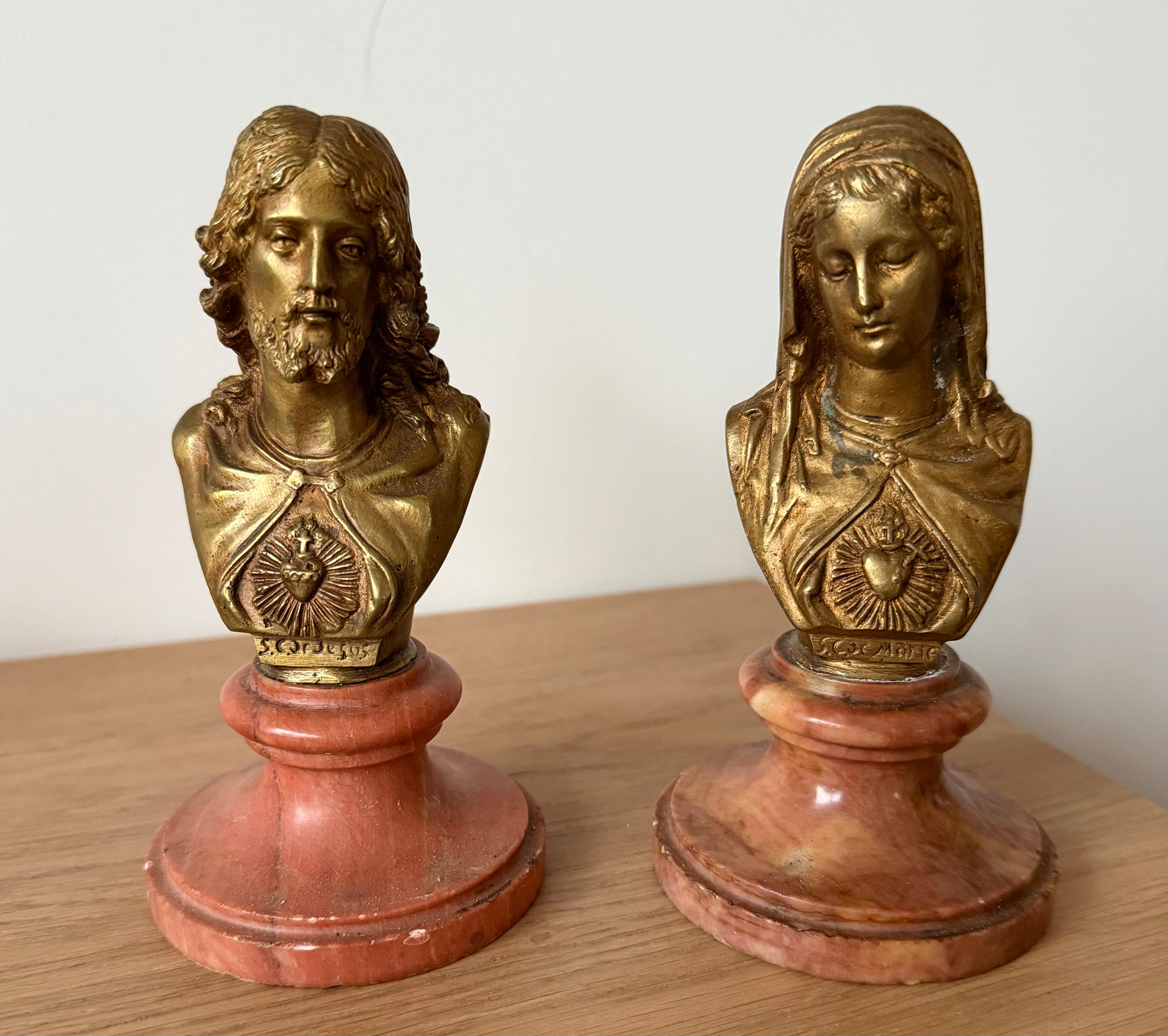 Paire de bustes du Sacré-Cœur en bronze et en marbre du début des années 1900.
Jésus et Marie, un duo dévotionnel en bronze doré.

Cette gracieuse paire de bustes antiques, fabriqués au début des années 1900, illustre l'un des thèmes les plus chers