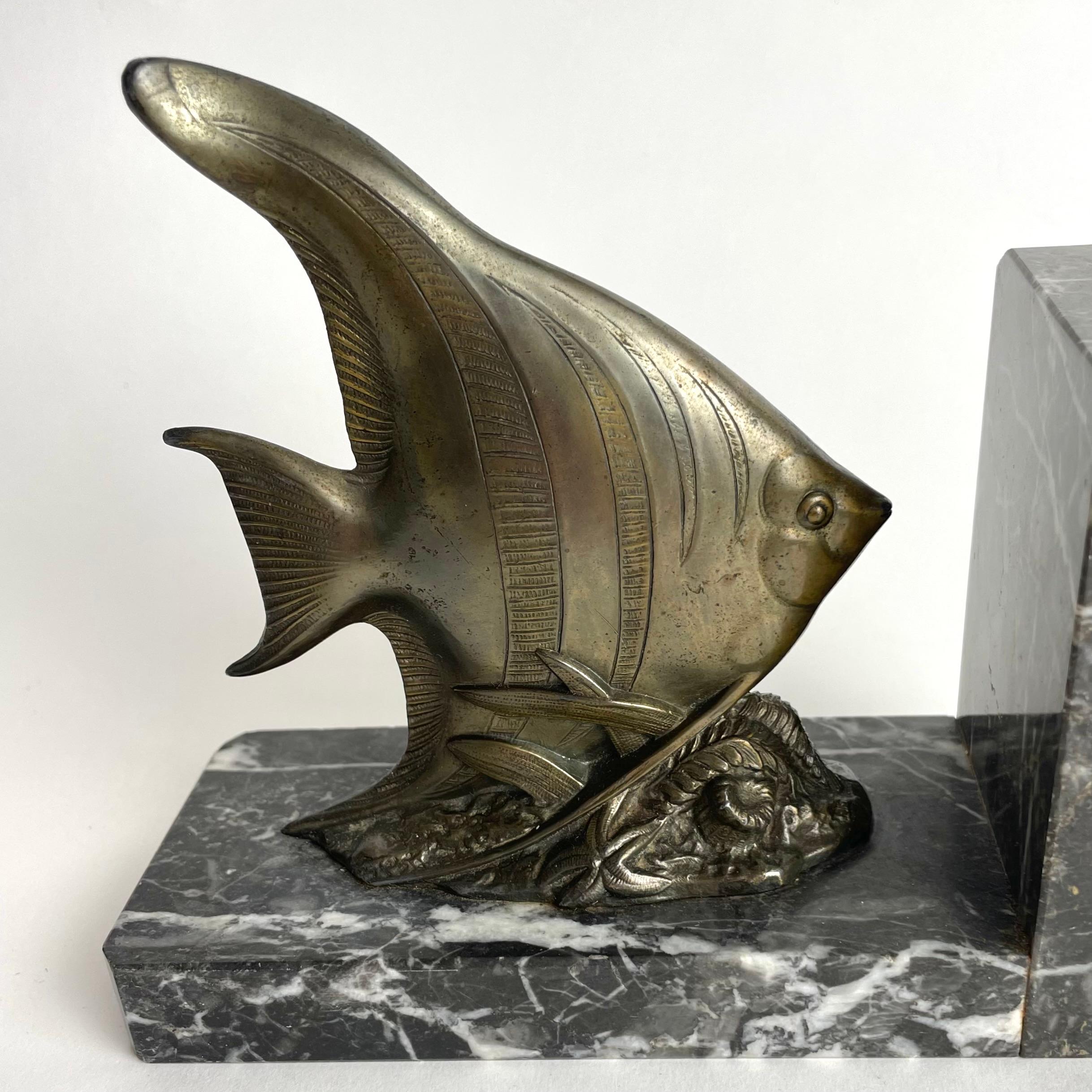Métal Magnifique paire de serre-livres Art déco des années 1930 avec des poissons très d'époque en vente