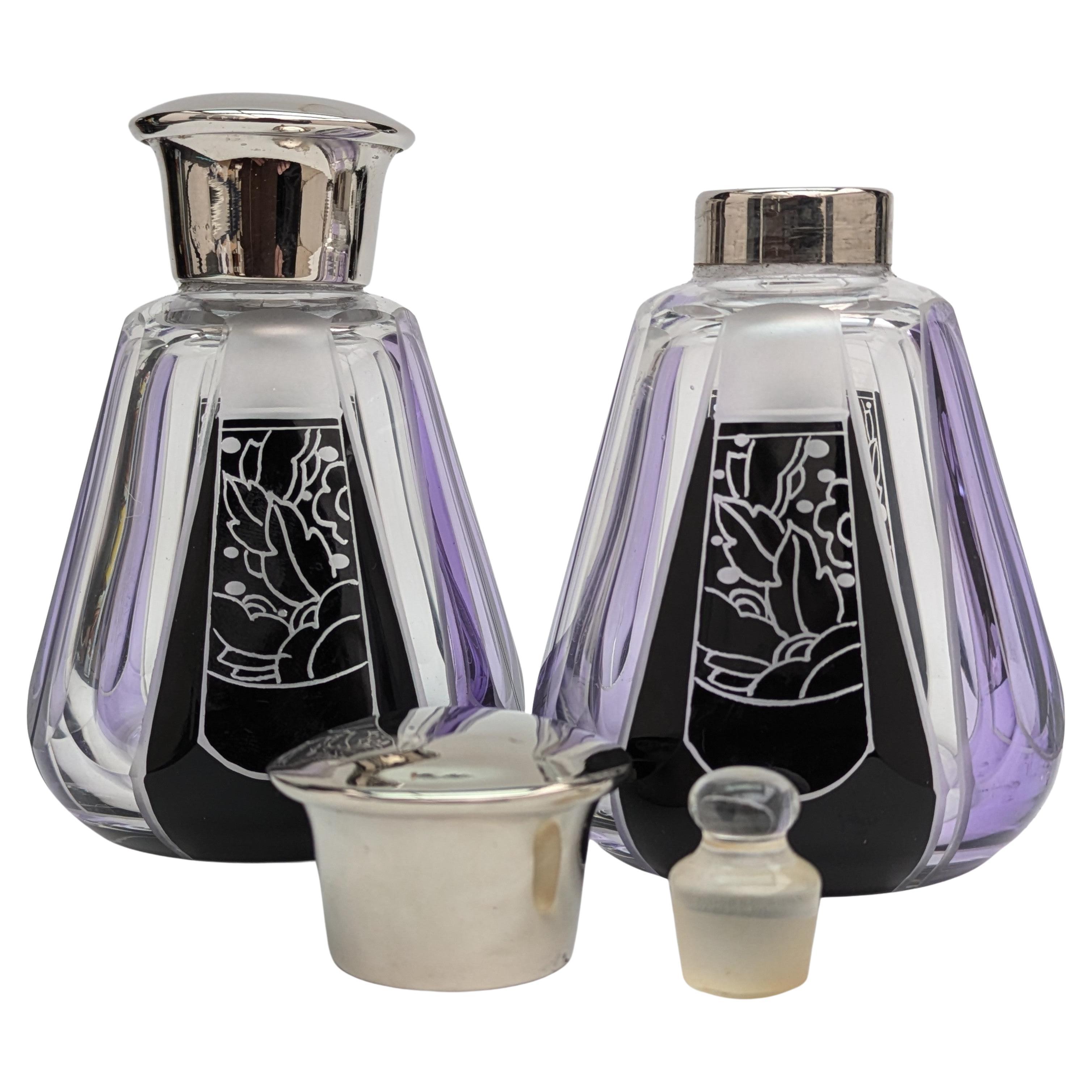 Una coppia di flaconi di profumo Art Deco di Karl Palda, dalla forma meravigliosa, è davvero rara da trovare. Sono assolutamente squisiti, ogni angolo e lato ha un design diverso. Non potrò mai lodare abbastanza questi prodotti, se vuoi qualcosa di