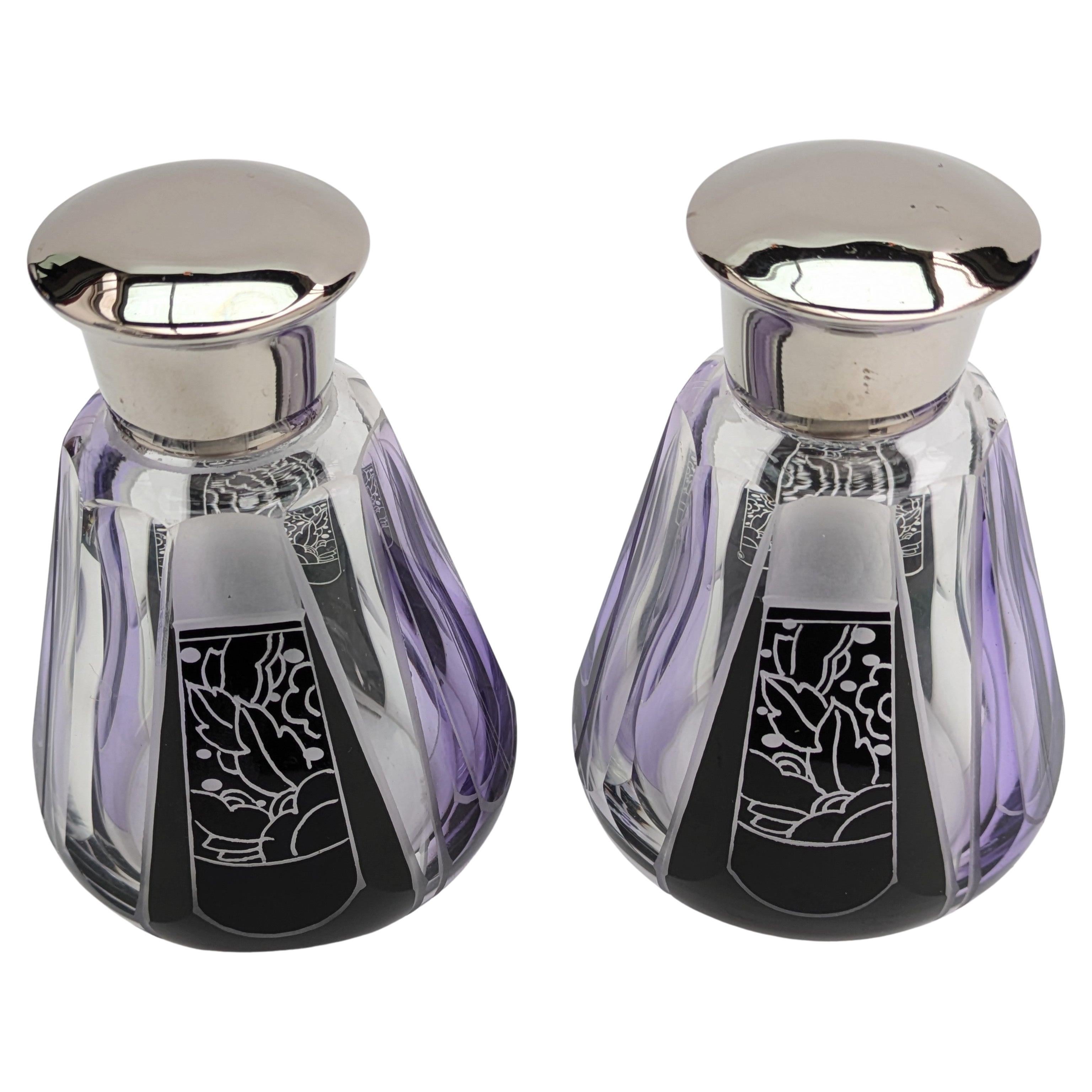 Bellissima coppia di bottiglie di profumo Art Déco di Karl Palda In condizioni buone in vendita a Devon, England