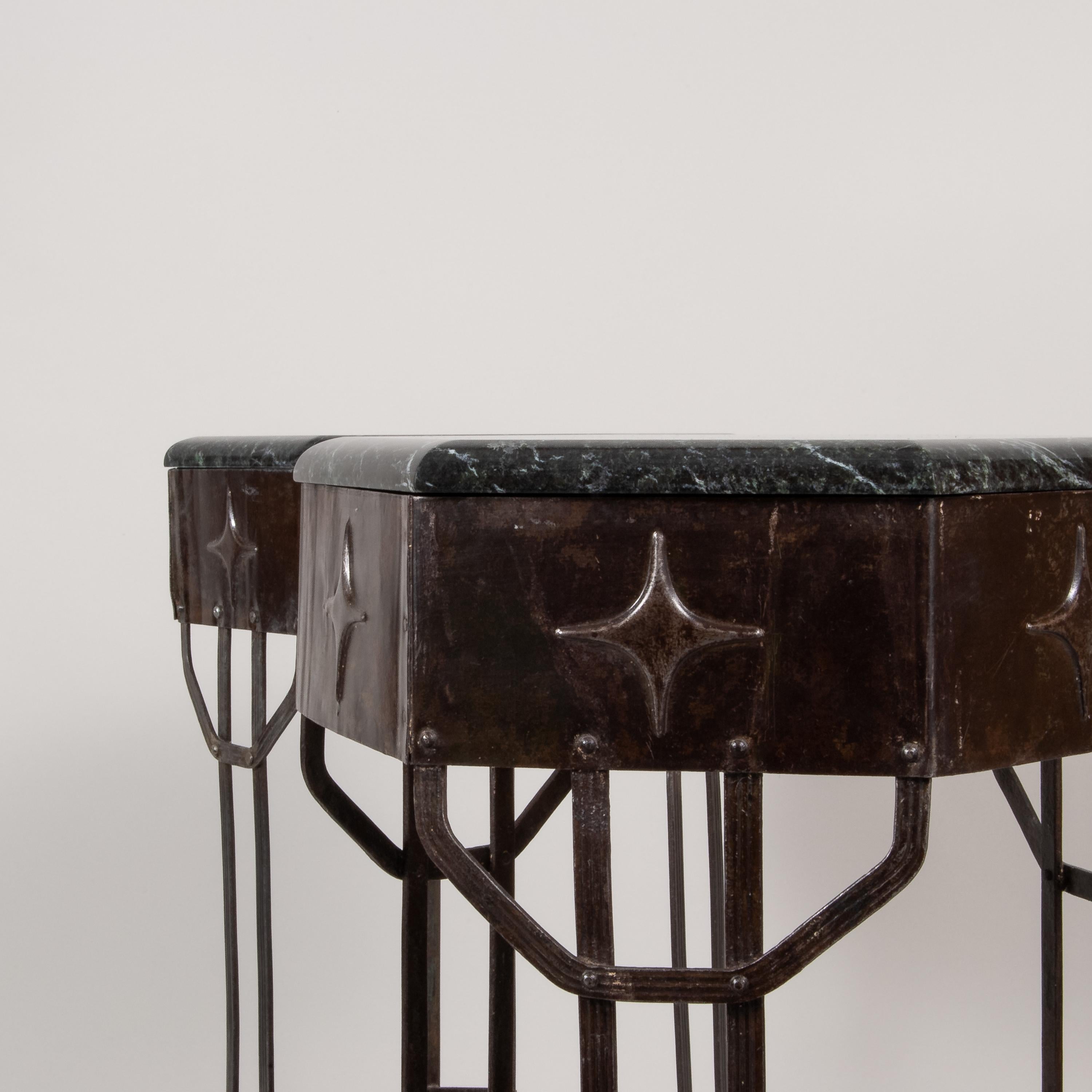 Forgé Magnifique paire de piédestaux Art Déco en fer forgé avec plateau en marbre vert/noir en vente