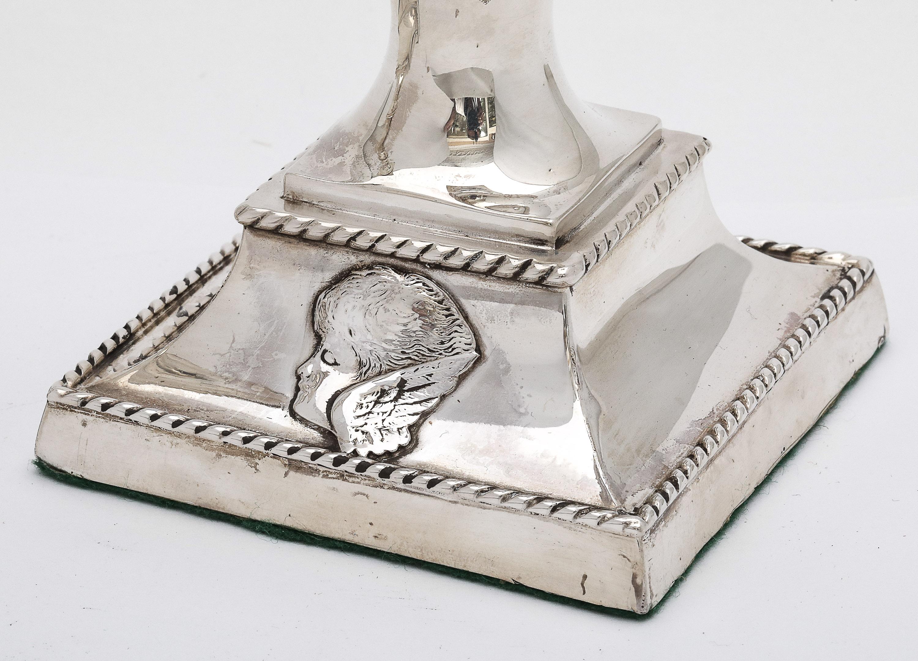 Bellissima coppia di candelabri a colonna con motivo angelo in argento Sterling Art Nouveau in vendita 5