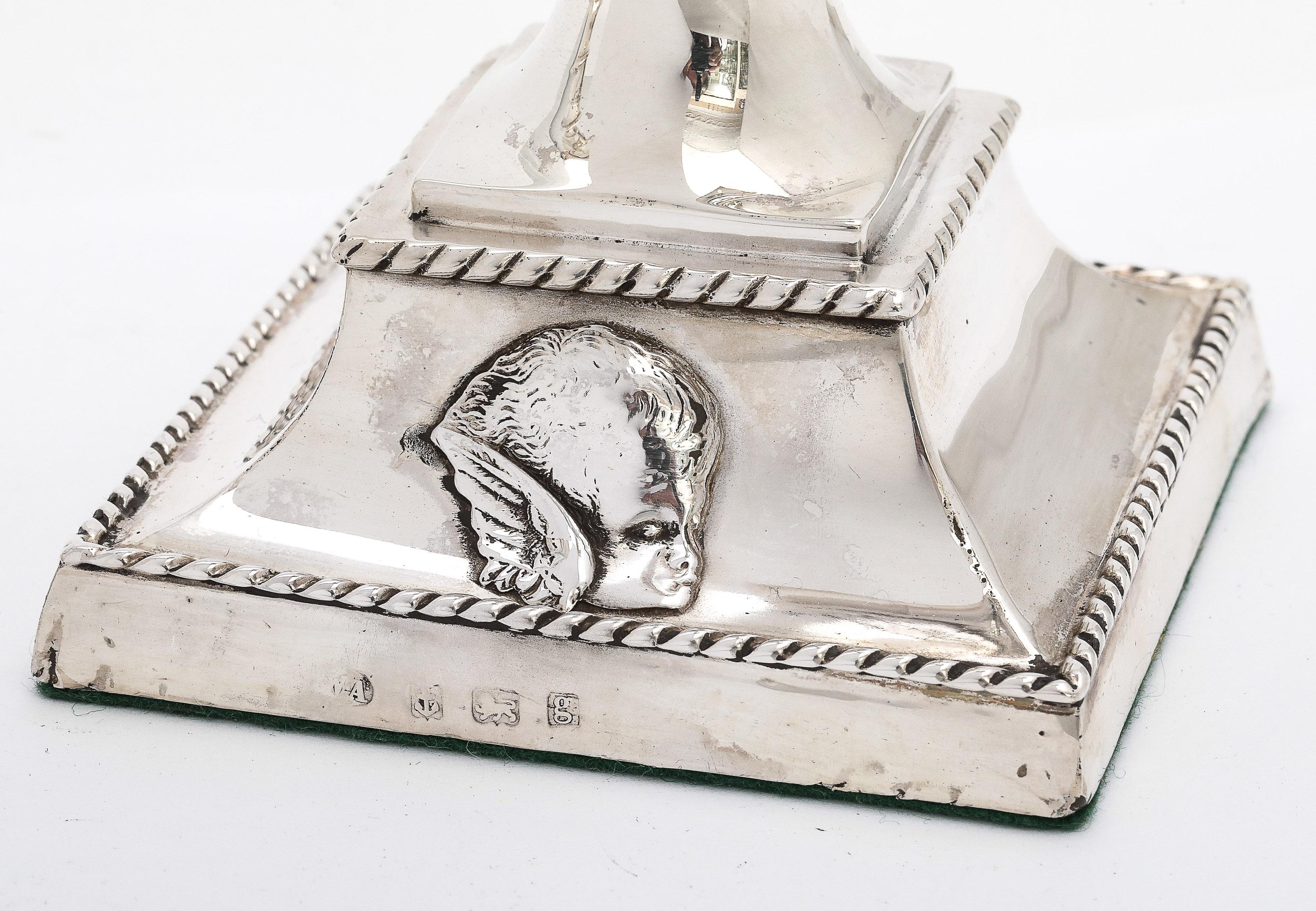 Bellissima coppia di candelabri a colonna con motivo angelo in argento Sterling Art Nouveau in vendita 7