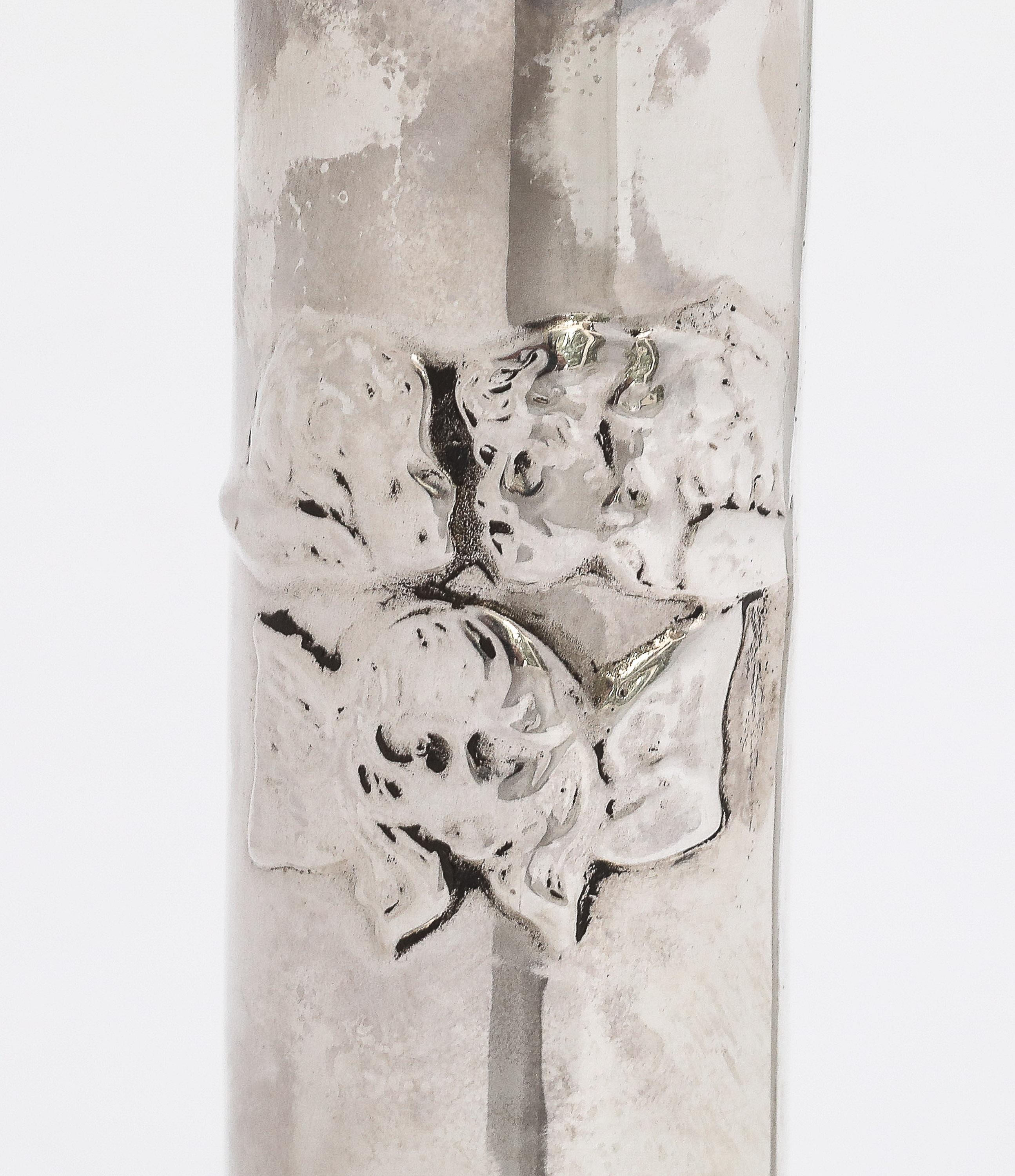 Bellissima coppia di candelabri a colonna con motivo angelo in argento Sterling Art Nouveau in vendita 9