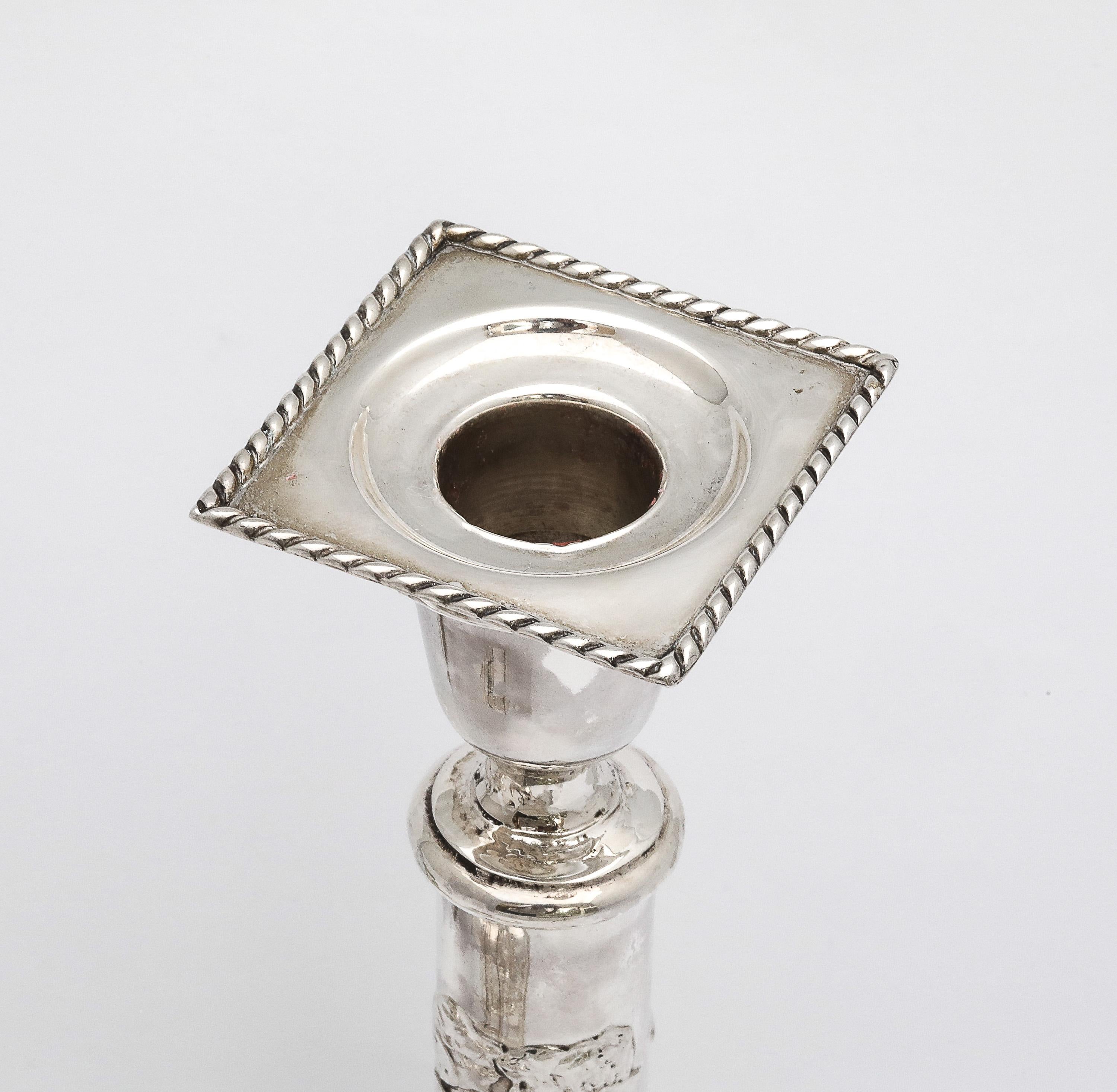 Bellissima coppia di candelabri a colonna con motivo angelo in argento Sterling Art Nouveau in vendita 11