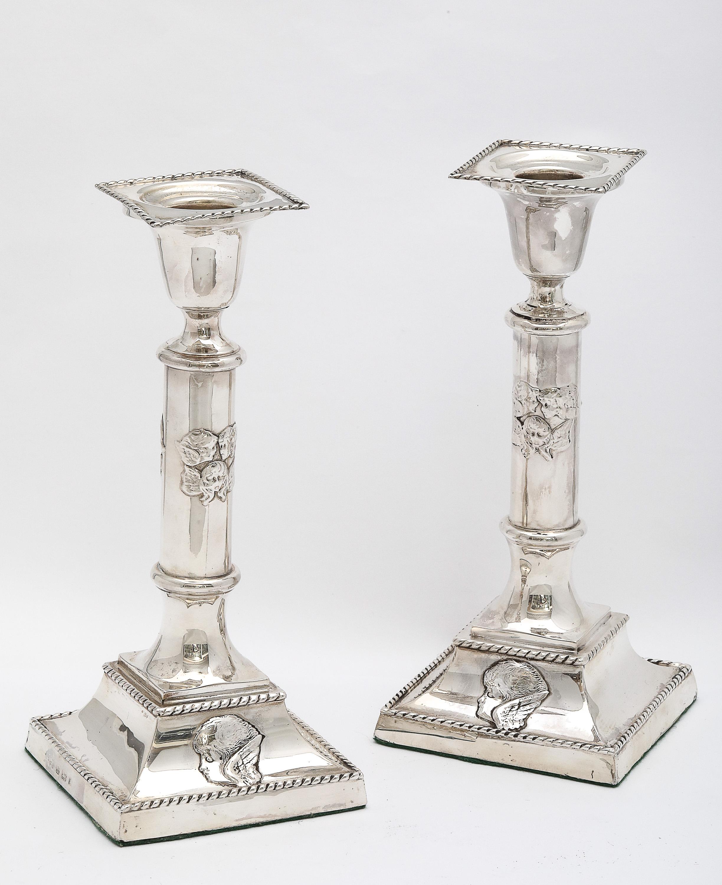 Inglese Bellissima coppia di candelabri a colonna con motivo angelo in argento Sterling Art Nouveau in vendita