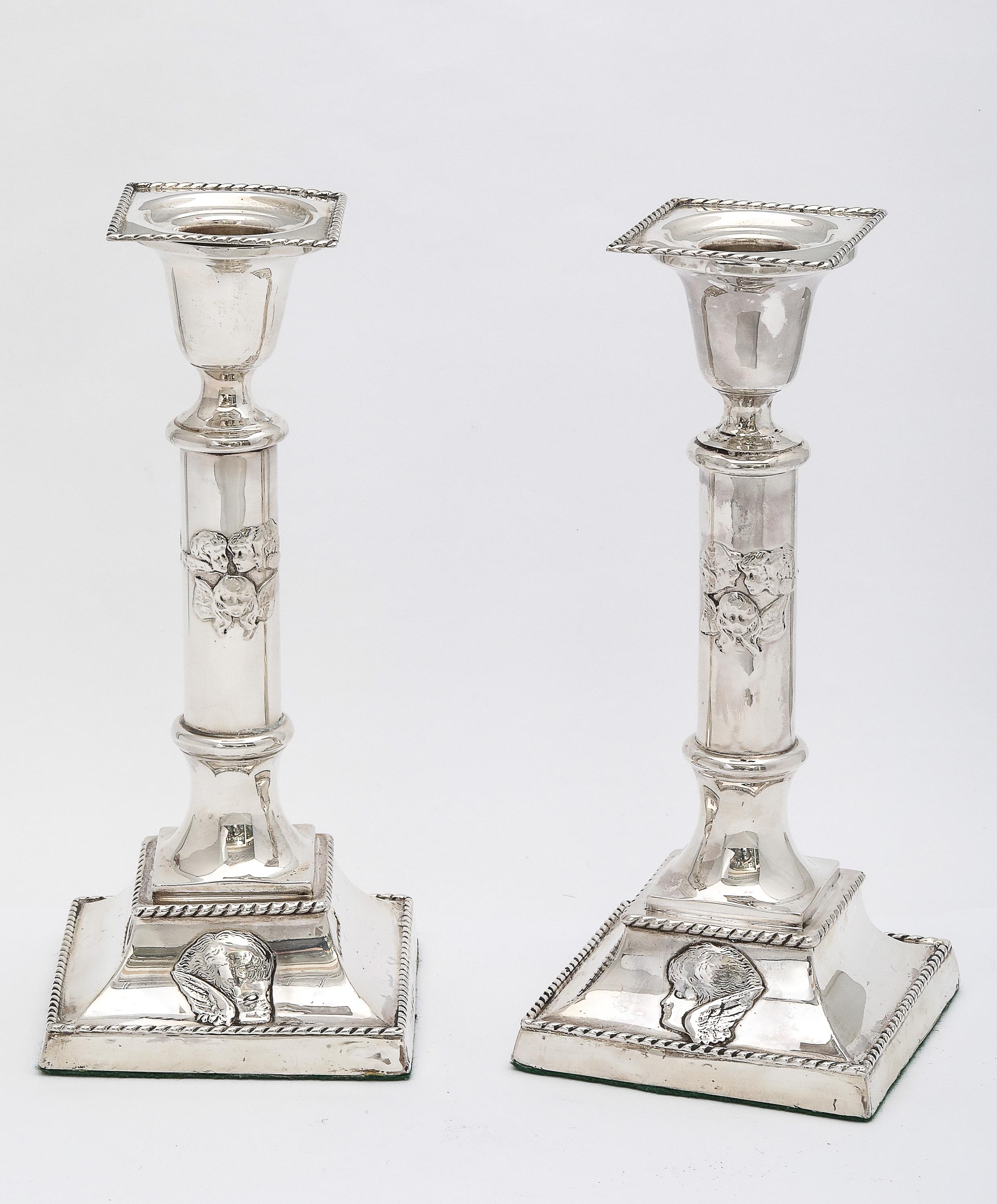 Bellissima coppia di candelabri a colonna con motivo angelo in argento Sterling Art Nouveau In condizioni buone in vendita a New York, NY