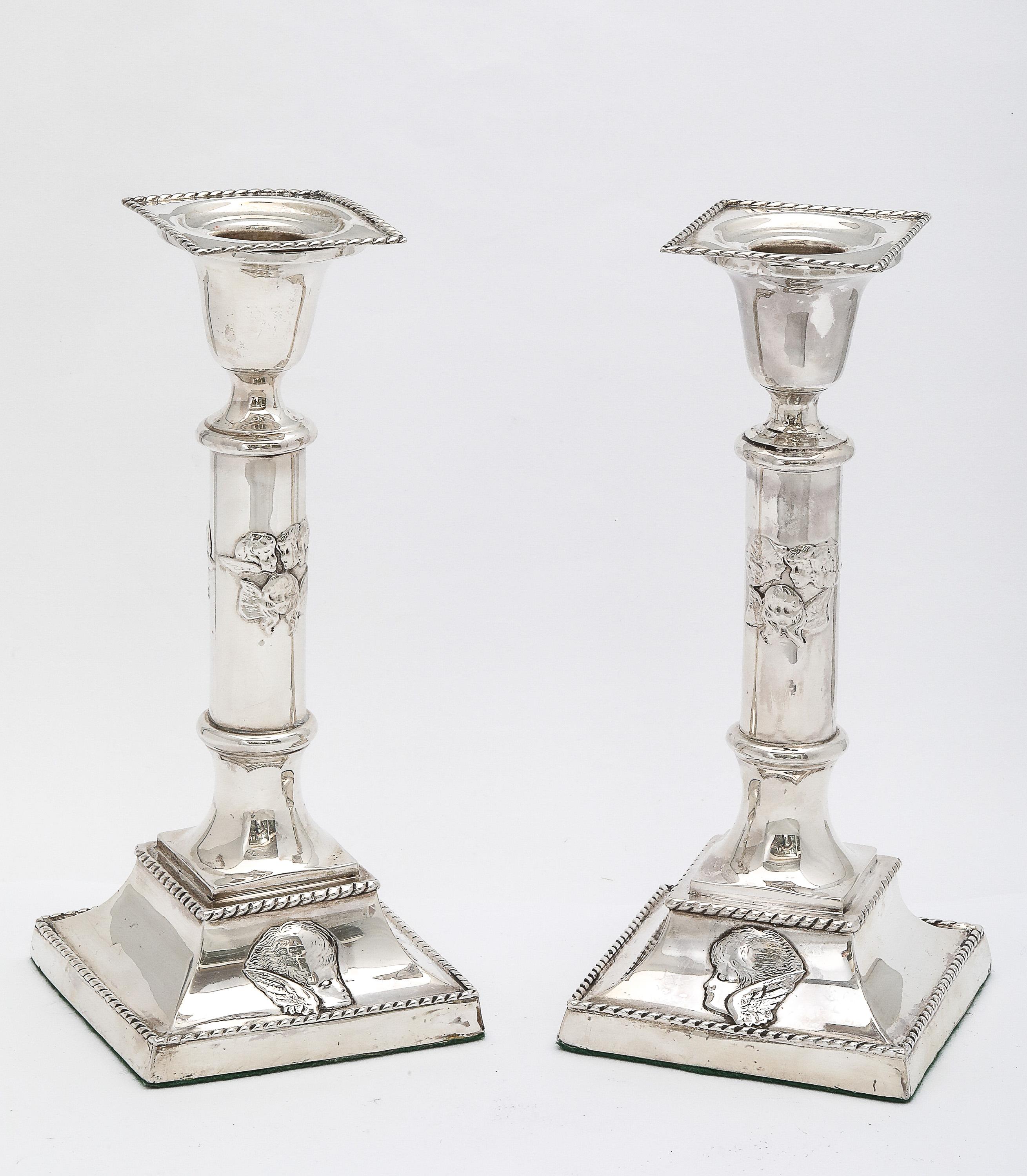 Inizio XX secolo Bellissima coppia di candelabri a colonna con motivo angelo in argento Sterling Art Nouveau in vendita