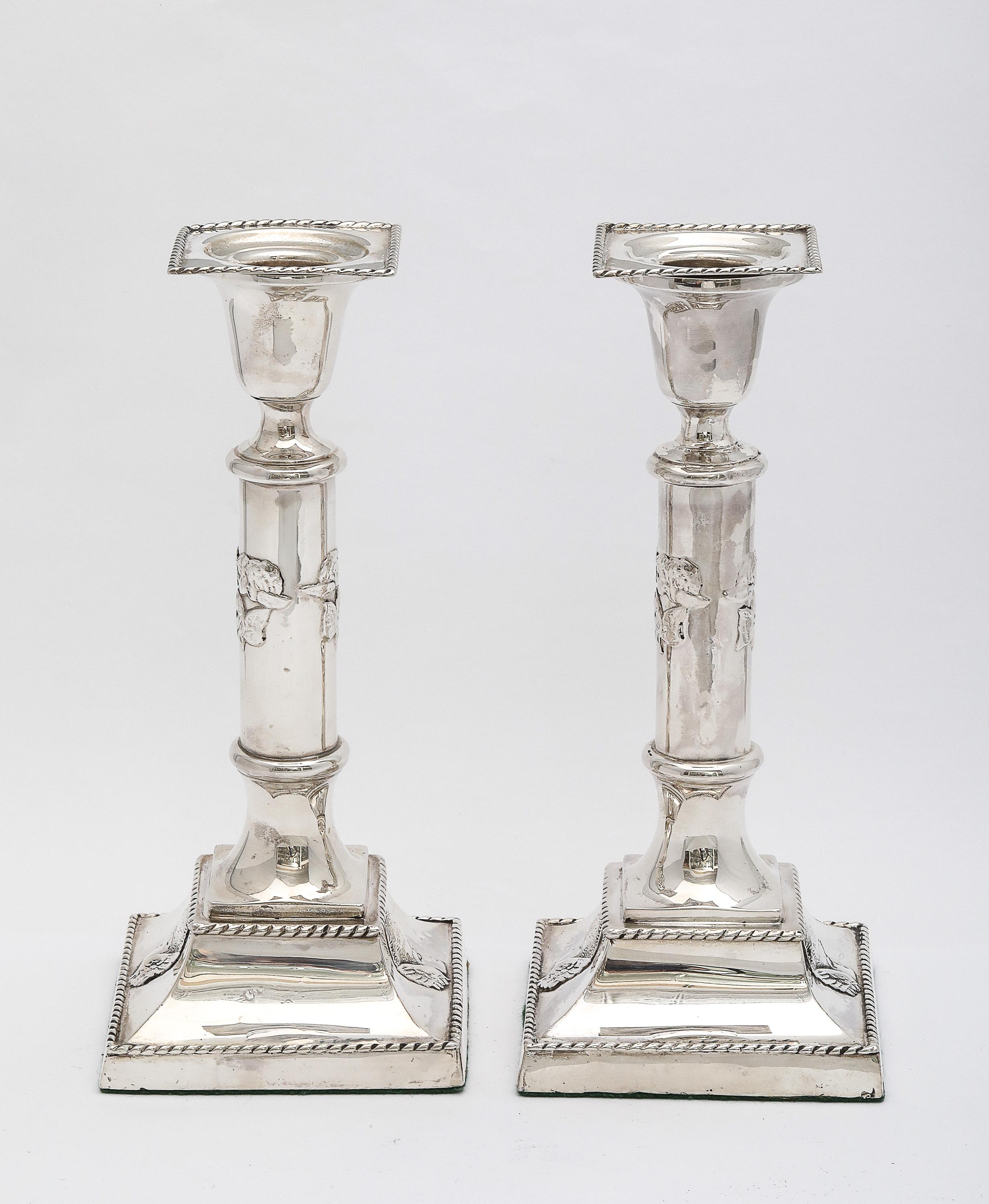 Argento 925 Bellissima coppia di candelabri a colonna con motivo angelo in argento Sterling Art Nouveau in vendita