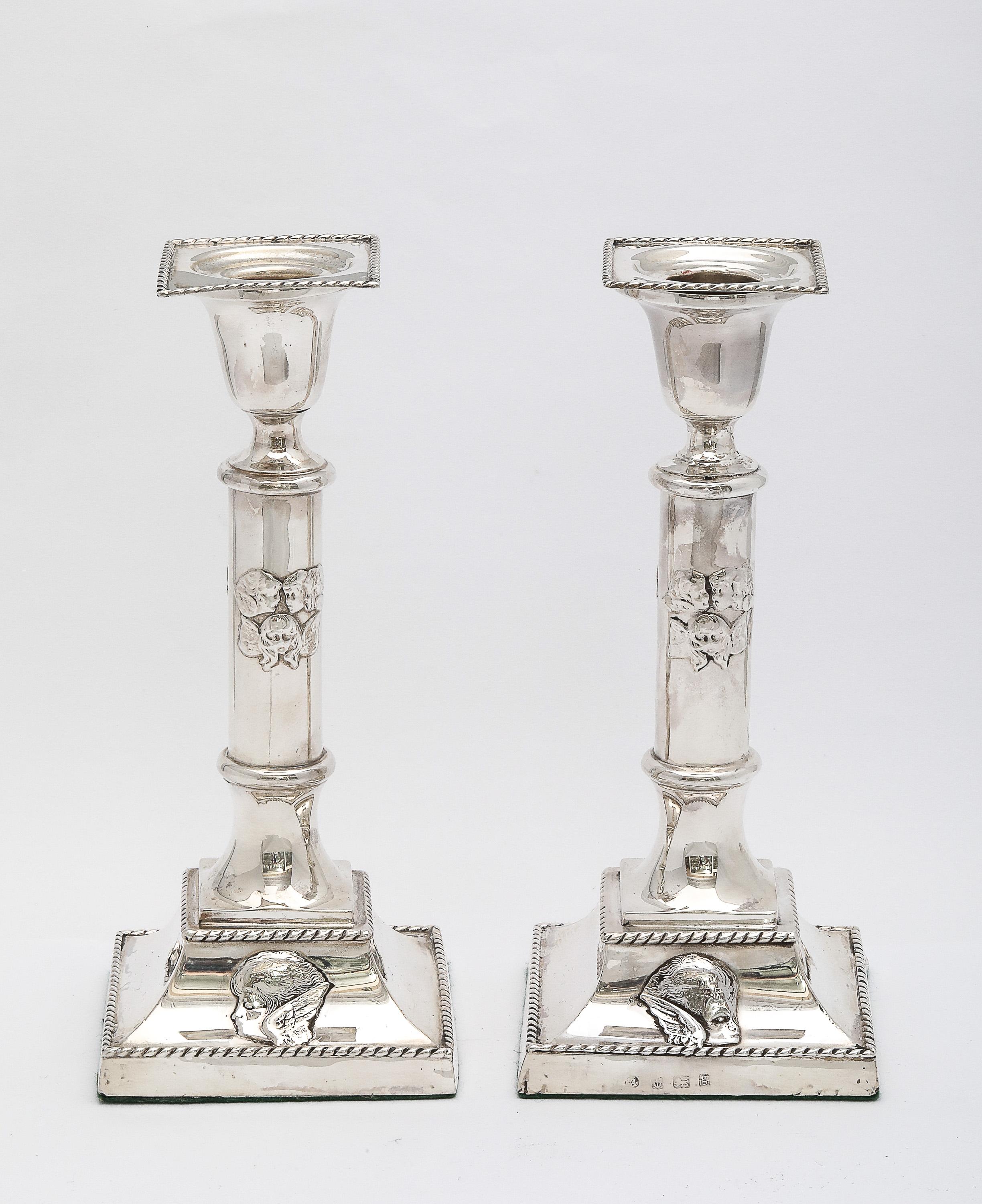 Bellissima coppia di candelabri a colonna con motivo angelo in argento Sterling Art Nouveau in vendita 1