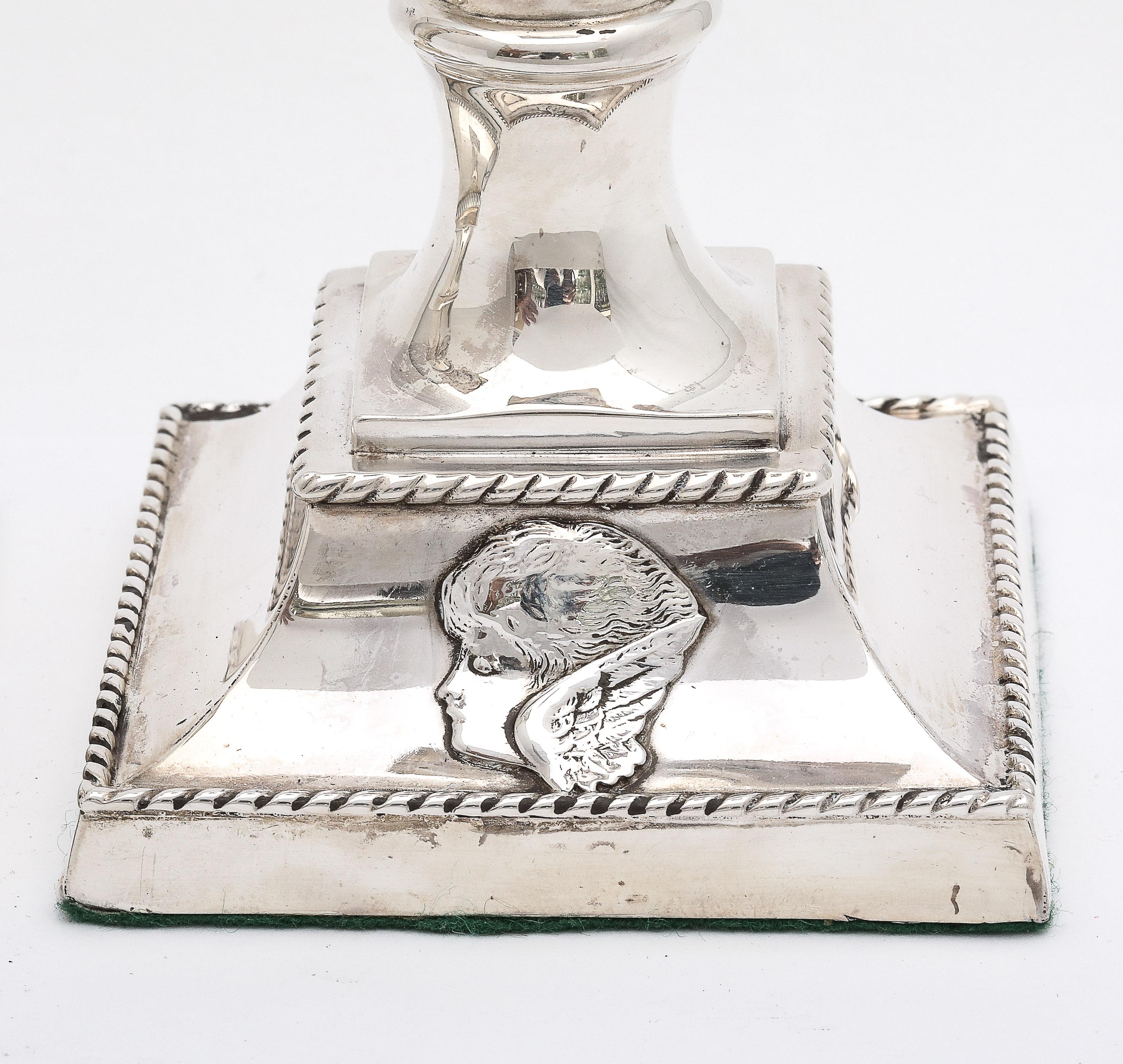 Bellissima coppia di candelabri a colonna con motivo angelo in argento Sterling Art Nouveau in vendita 3
