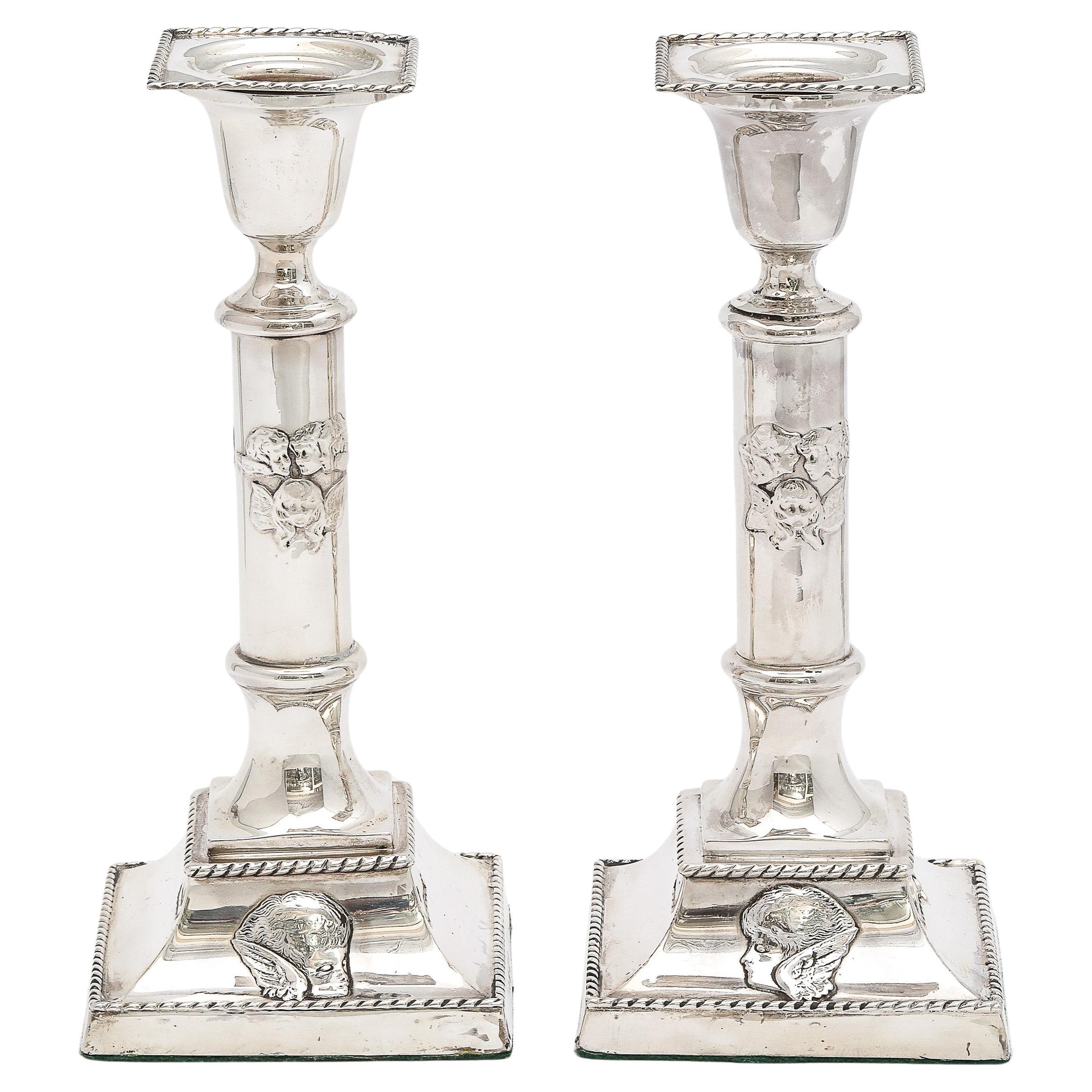 Bellissima coppia di candelabri a colonna con motivo angelo in argento Sterling Art Nouveau in vendita