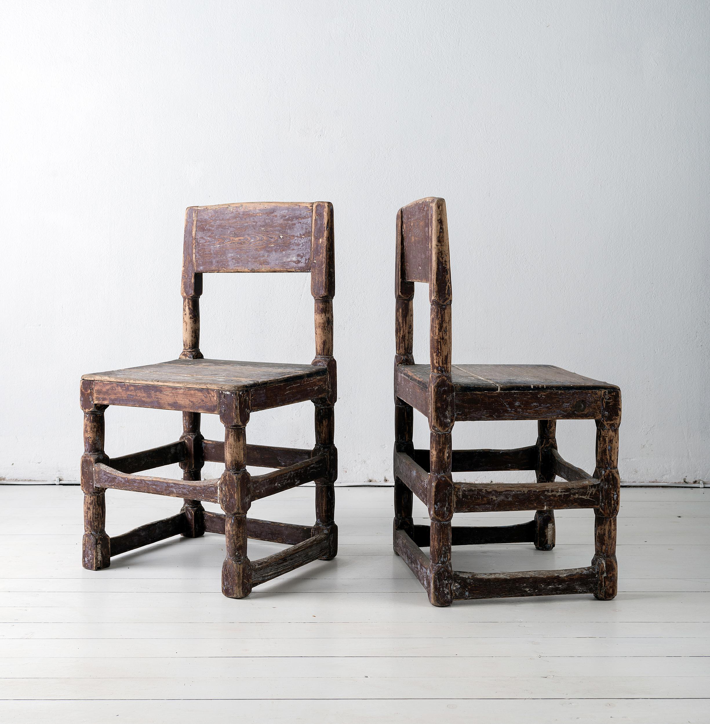 Beautiful Pair of Baroque Minimalist Swedish Chairs in Original Paint In Good Condition In Jesteburg, DE