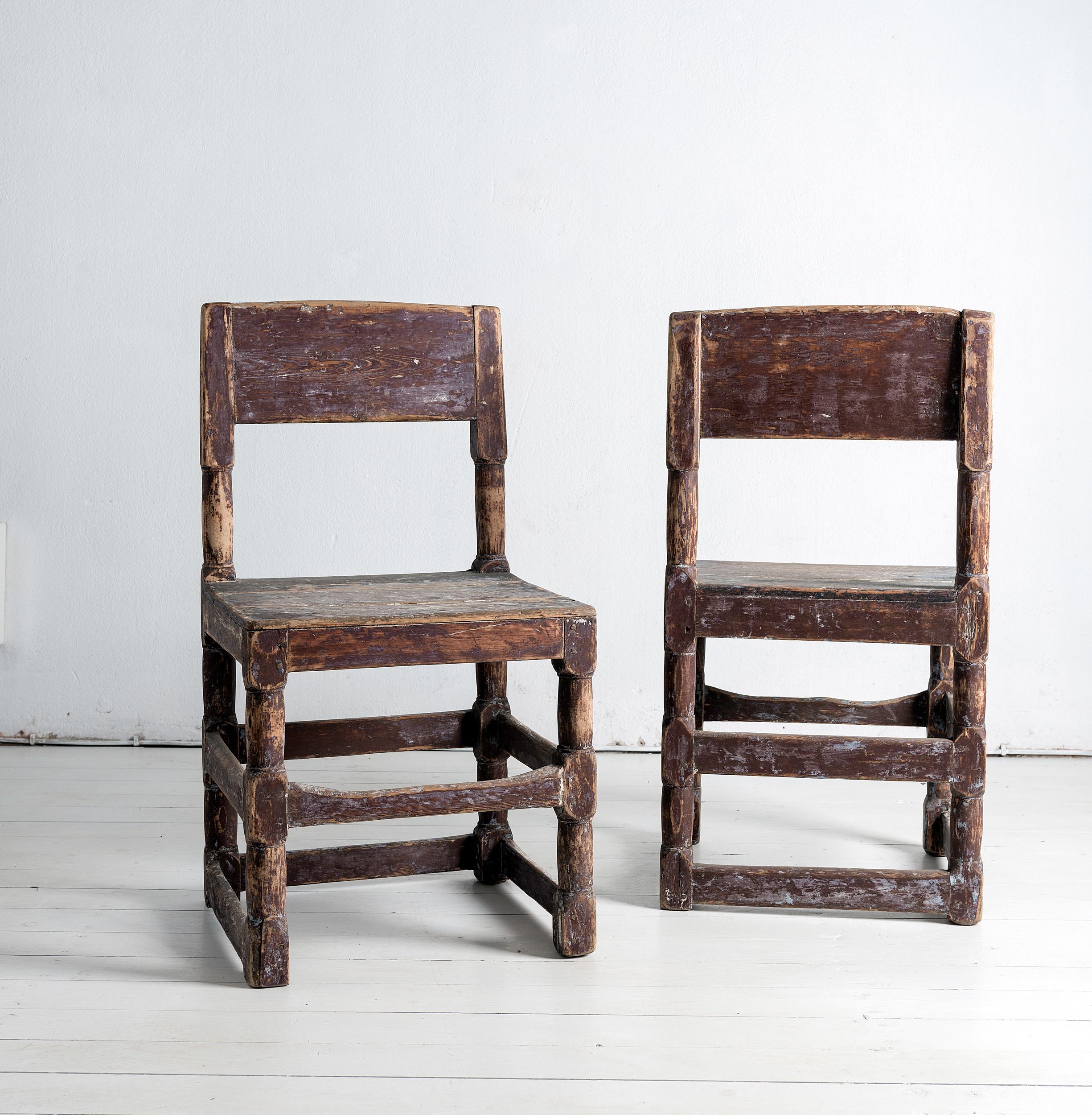 18th Century Beautiful Pair of Baroque Minimalist Swedish Chairs in Original Paint