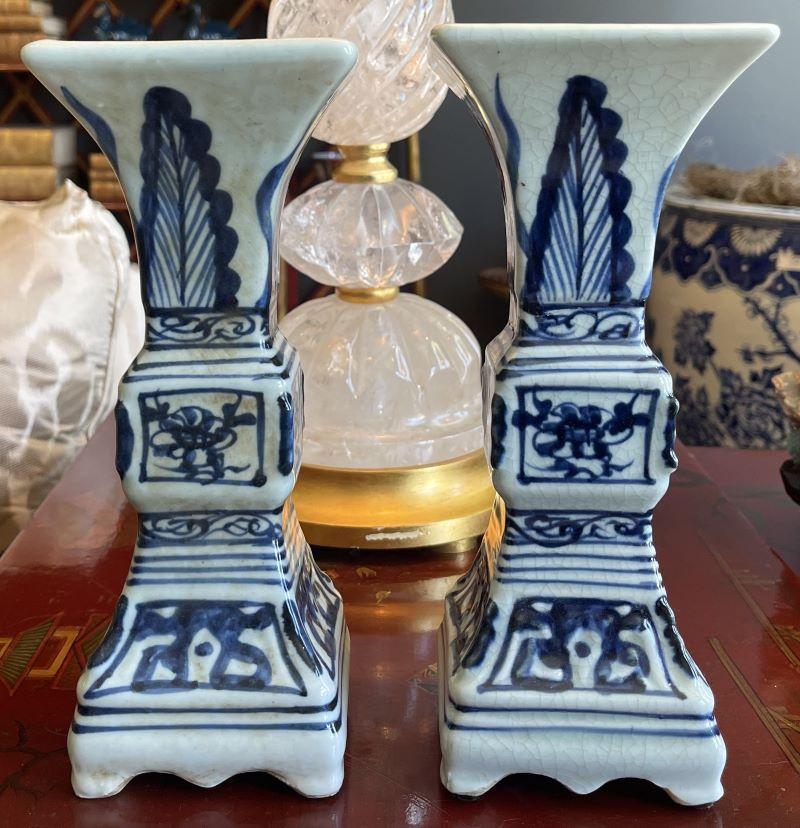Preciosa Pareja de Jarrones Torre de Porcelana Azul y Blanca en Bueno estado para la venta en Palm Beach, FL